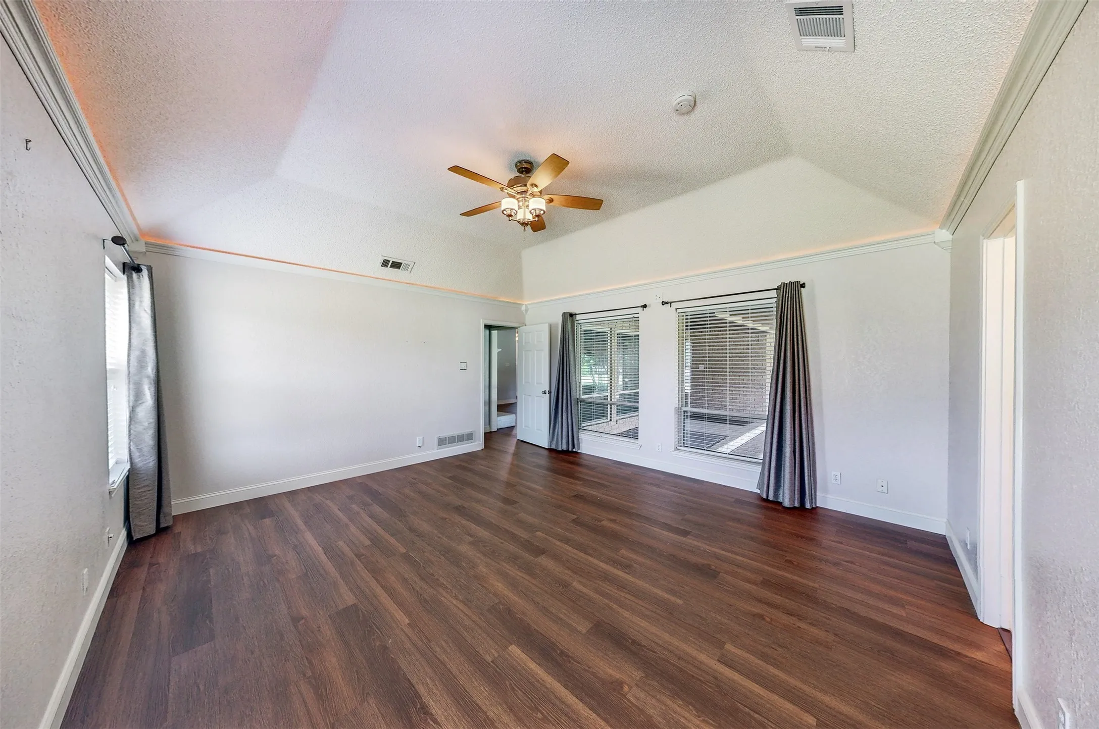 Single Family Residence For Sale in Kaufman County , 10614 Woodbridge Drive, Forney, Texas 75126, 3 Bedroom, 2 Bathroom, 2 Garage spaces, 2,077 Sqft, built in 1992, mls#21312906, Real Estate Agent in Forney, Homes For Sale in Kaufman county, Homes For Sale in Forney, Realtor in Forney Texas, Real Estate Brokerage Independent Realty Texas, Luminita Cordes Realtor