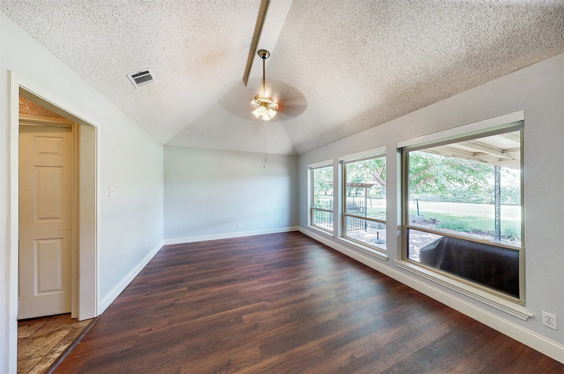 Single Family Residence For Sale in Kaufman County , 10614 Woodbridge Drive, Forney, Texas 75126, 3 Bedroom, 2 Bathroom, 2 Garage spaces, 2,077 Sqft, built in 1992, mls#21312906, Real Estate Agent in Forney, Homes For Sale in Kaufman county, Homes For Sale in Forney, Realtor in Forney Texas, Real Estate Brokerage Independent Realty Texas, Luminita Cordes Realtor