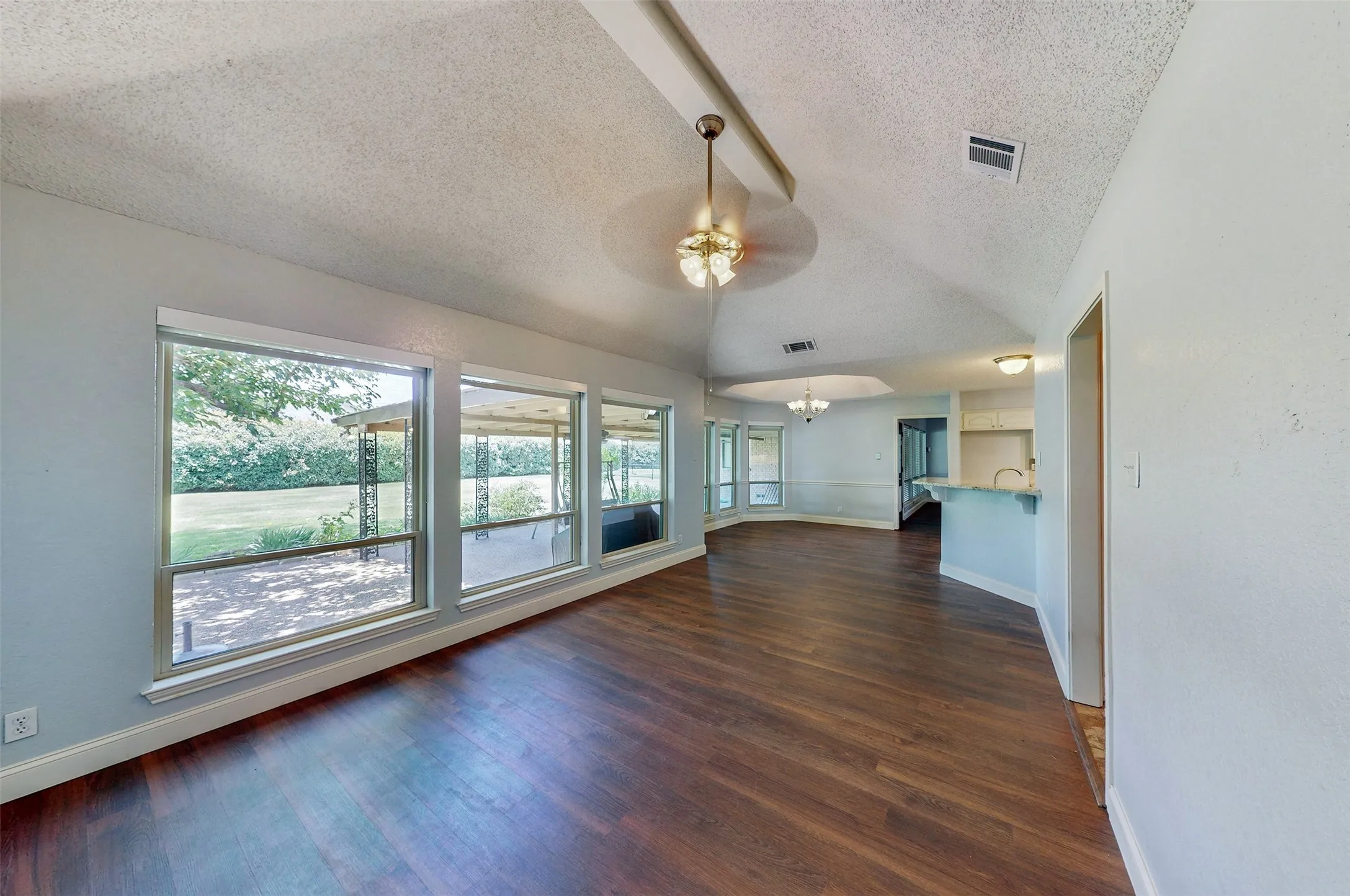 Single Family Residence For Sale in Kaufman County , 10614 Woodbridge Drive, Forney, Texas 75126, 3 Bedroom, 2 Bathroom, 2 Garage spaces, 2,077 Sqft, built in 1992, mls#21312906, Real Estate Agent in Forney, Homes For Sale in Kaufman county, Homes For Sale in Forney, Realtor in Forney Texas, Real Estate Brokerage Independent Realty Texas, Luminita Cordes Realtor