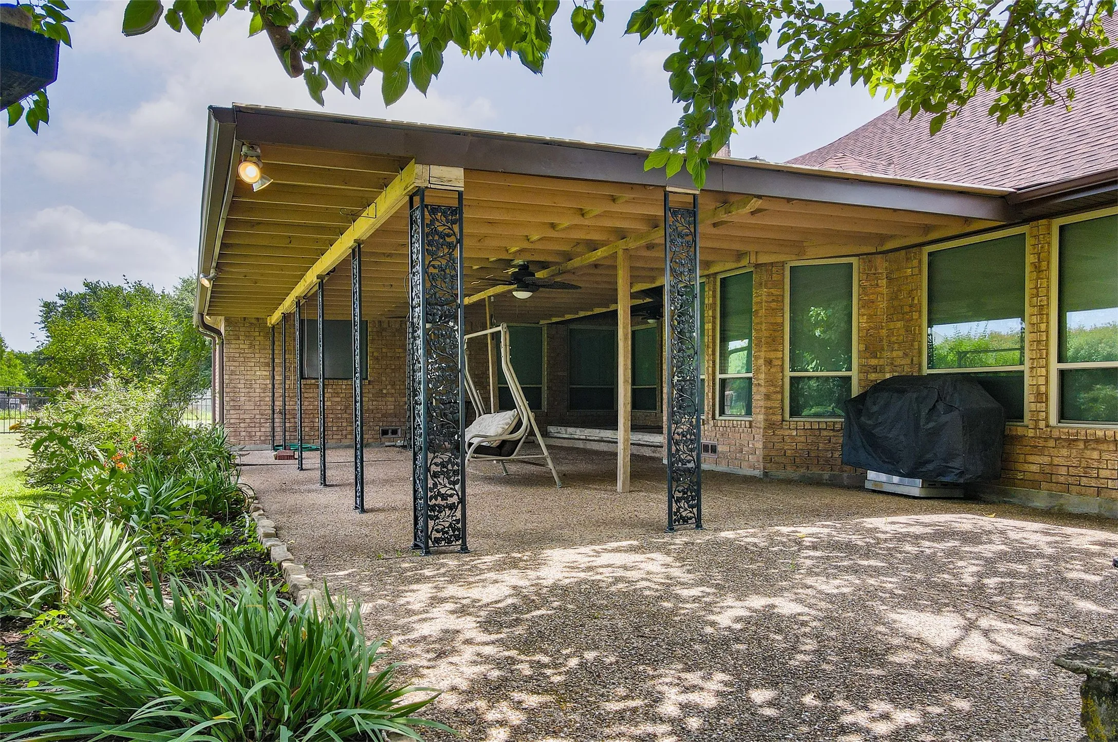 Single Family Residence For Sale in Kaufman County , 10614 Woodbridge Drive, Forney, Texas 75126, 3 Bedroom, 2 Bathroom, 2 Garage spaces, 2,077 Sqft, built in 1992, mls#21312906, Real Estate Agent in Forney, Homes For Sale in Kaufman county, Homes For Sale in Forney, Realtor in Forney Texas, Real Estate Brokerage Independent Realty Texas, Luminita Cordes Realtor