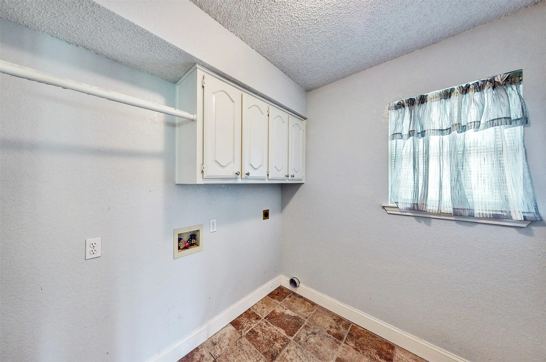 Single Family Residence For Sale in Kaufman County , 10614 Woodbridge Drive, Forney, Texas 75126, 3 Bedroom, 2 Bathroom, 2 Garage spaces, 2,077 Sqft, built in 1992, mls#21312906, Real Estate Agent in Forney, Homes For Sale in Kaufman county, Homes For Sale in Forney, Realtor in Forney Texas, Real Estate Brokerage Independent Realty Texas, Luminita Cordes Realtor
