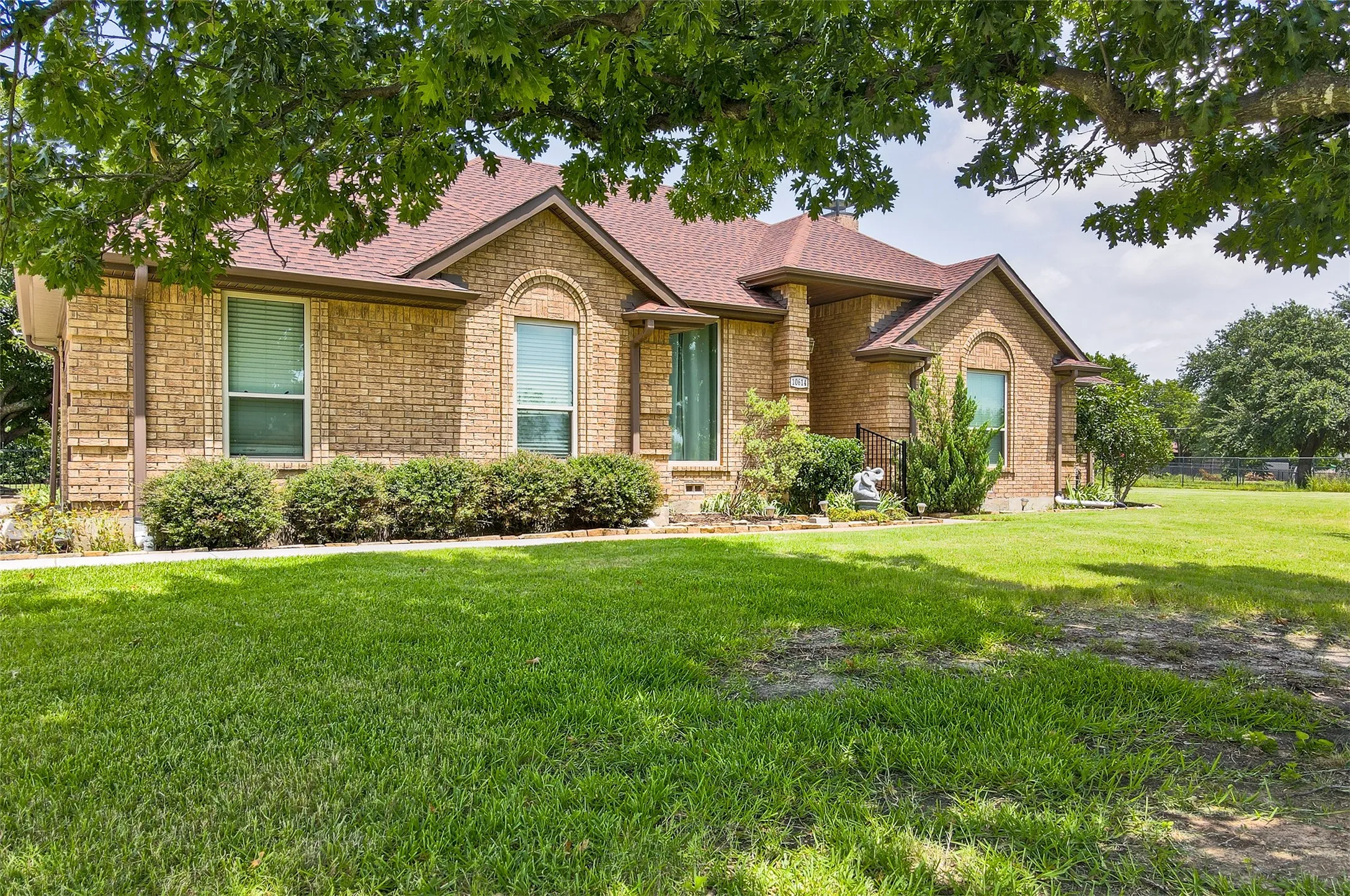 Single Family Residence For Sale in Kaufman County , 10614 Woodbridge Drive, Forney, Texas 75126, 3 Bedroom, 2 Bathroom, 2 Garage spaces, 2,077 Sqft, built in 1992, mls#21312906, Real Estate Agent in Forney, Homes For Sale in Kaufman county, Homes For Sale in Forney, Realtor in Forney Texas, Real Estate Brokerage Independent Realty Texas, Luminita Cordes Realtor