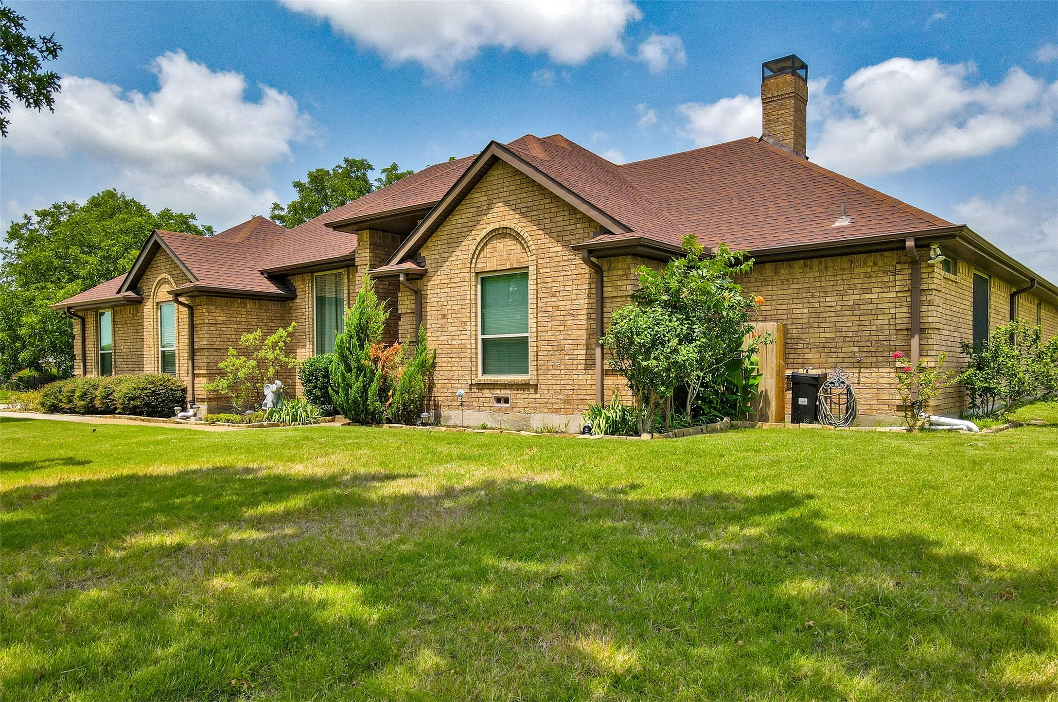 Single Family Residence For Sale in Kaufman County , 10614 Woodbridge Drive, Forney, Texas 75126, 3 Bedroom, 2 Bathroom, 2 Garage spaces, 2,077 Sqft, built in 1992, mls#21312906, Real Estate Agent in Forney, Homes For Sale in Kaufman county, Homes For Sale in Forney, Realtor in Forney Texas, Real Estate Brokerage Independent Realty Texas, Luminita Cordes Realtor