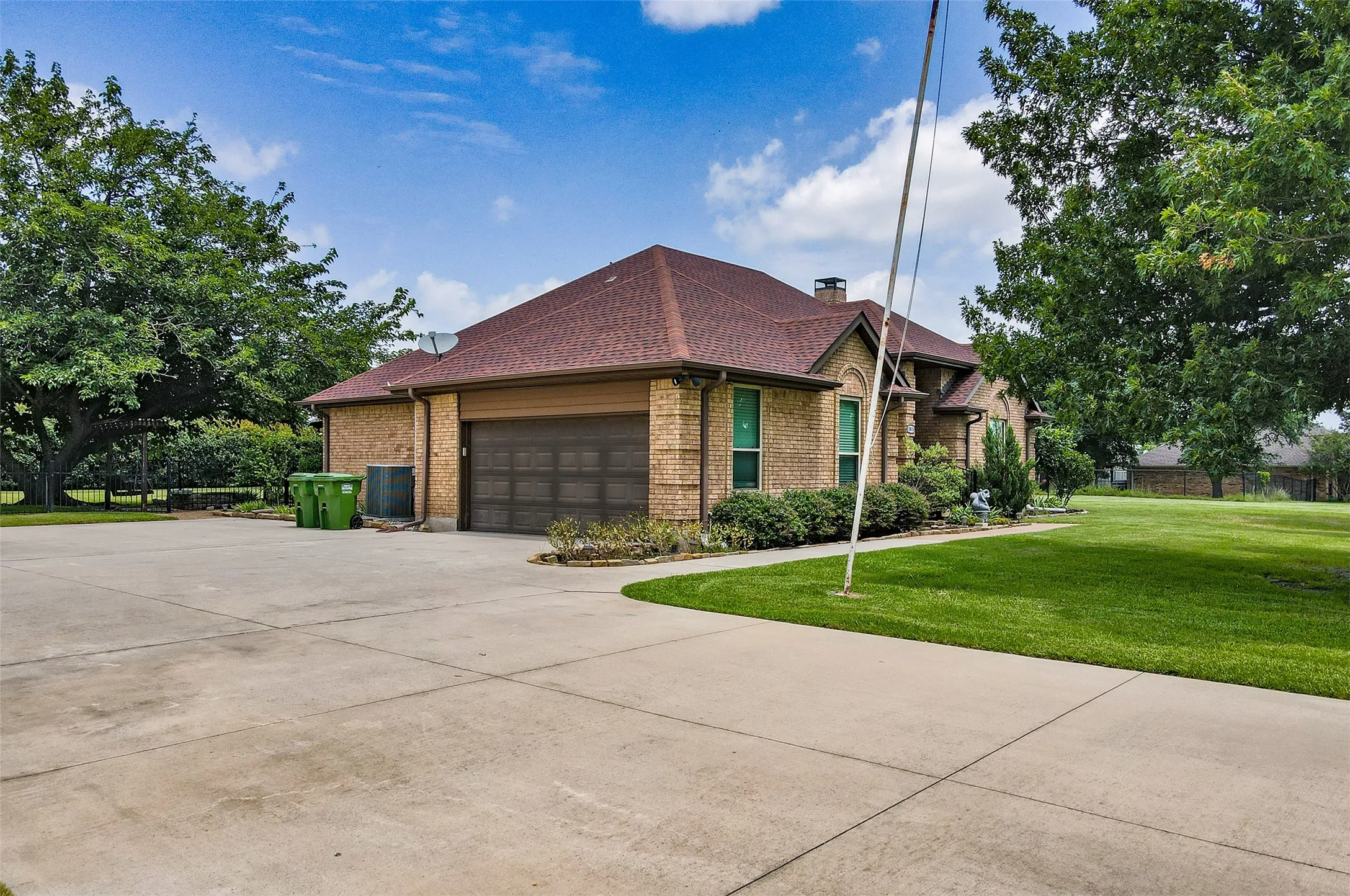Single Family Residence For Sale in Kaufman County , 10614 Woodbridge Drive, Forney, Texas 75126, 3 Bedroom, 2 Bathroom, 2 Garage spaces, 2,077 Sqft, built in 1992, mls#21312906, Real Estate Agent in Forney, Homes For Sale in Kaufman county, Homes For Sale in Forney, Realtor in Forney Texas, Real Estate Brokerage Independent Realty Texas, Luminita Cordes Realtor