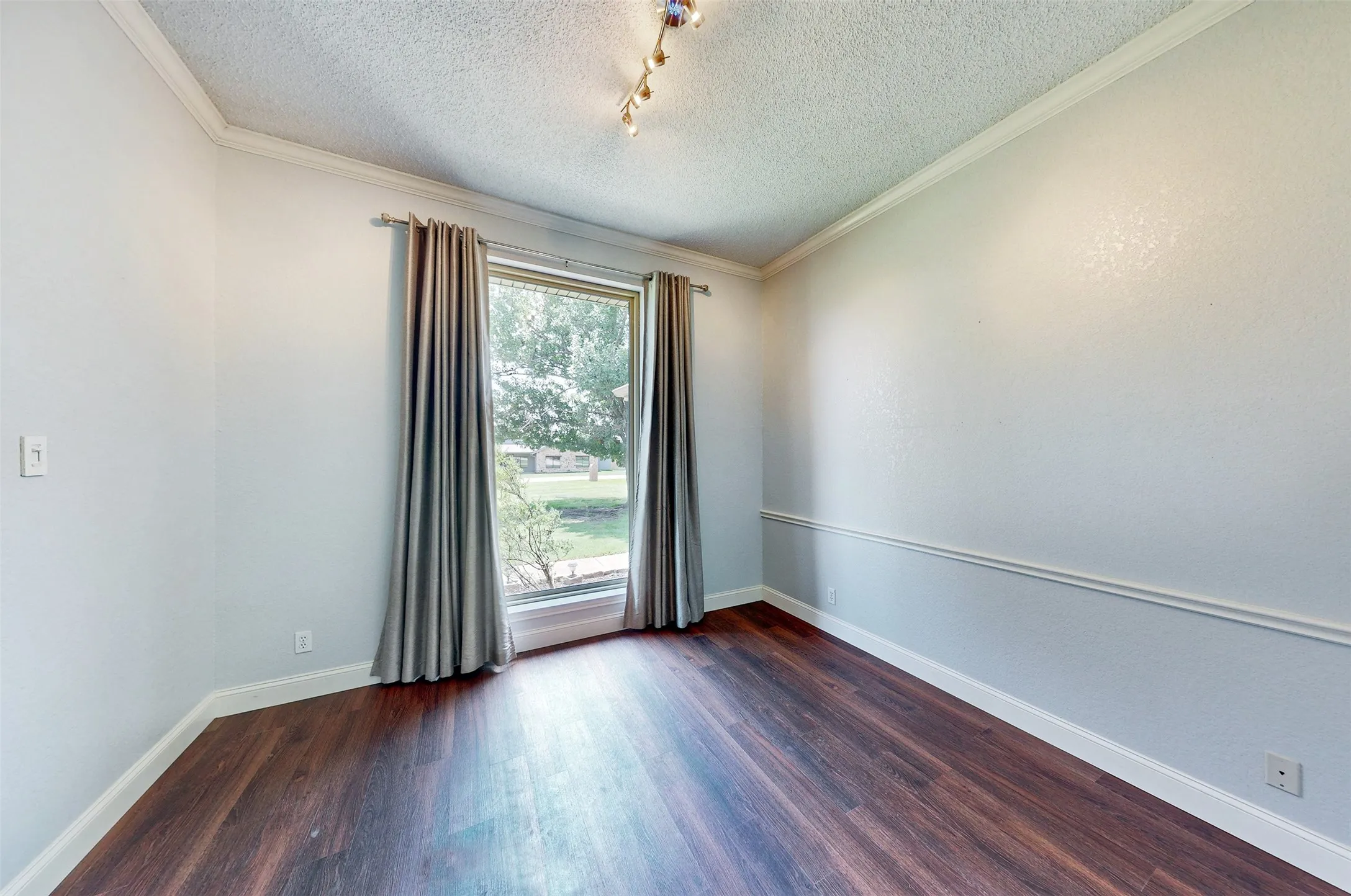 Single Family Residence For Sale in Kaufman County , 10614 Woodbridge Drive, Forney, Texas 75126, 3 Bedroom, 2 Bathroom, 2 Garage spaces, 2,077 Sqft, built in 1992, mls#21312906, Real Estate Agent in Forney, Homes For Sale in Kaufman county, Homes For Sale in Forney, Realtor in Forney Texas, Real Estate Brokerage Independent Realty Texas, Luminita Cordes Realtor