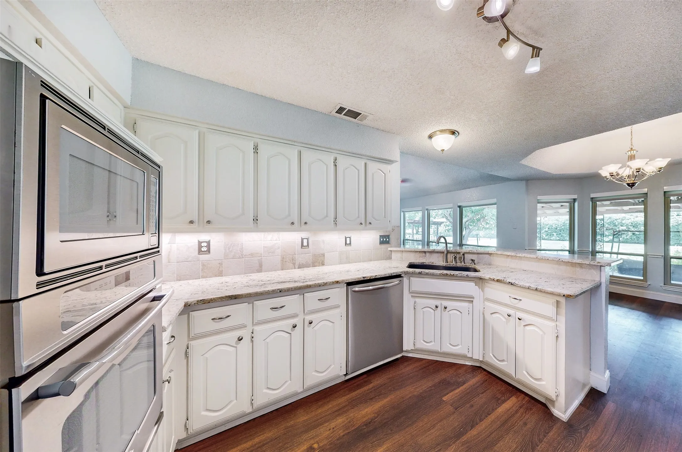 Single Family Residence For Sale in Kaufman County , 10614 Woodbridge Drive, Forney, Texas 75126, 3 Bedroom, 2 Bathroom, 2 Garage spaces, 2,077 Sqft, built in 1992, mls#21312906, Real Estate Agent in Forney, Homes For Sale in Kaufman county, Homes For Sale in Forney, Realtor in Forney Texas, Real Estate Brokerage Independent Realty Texas, Luminita Cordes Realtor