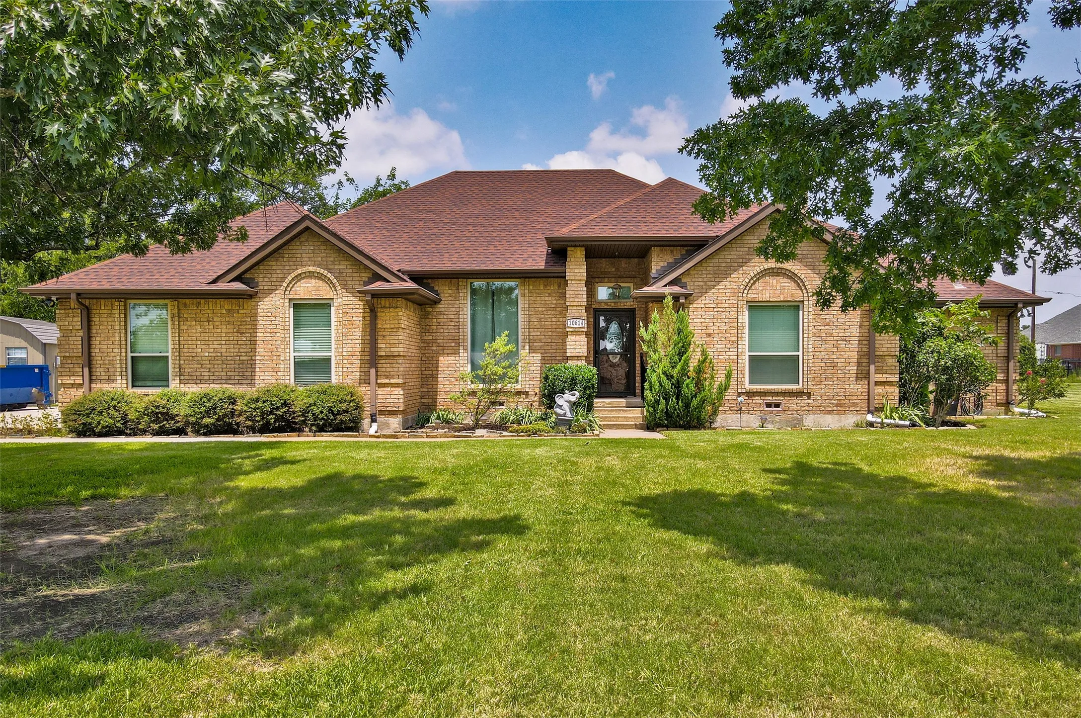Single Family Residence For Sale in Kaufman County , 10614 Woodbridge Drive, Forney, Texas 75126, 3 Bedroom, 2 Bathroom, 2 Garage spaces, 2,077 Sqft, built in 1992, mls#21312906, Real Estate Agent in Forney, Homes For Sale in Kaufman county, Homes For Sale in Forney, Realtor in Forney Texas, Real Estate Brokerage Independent Realty Texas, Luminita Cordes Realtor