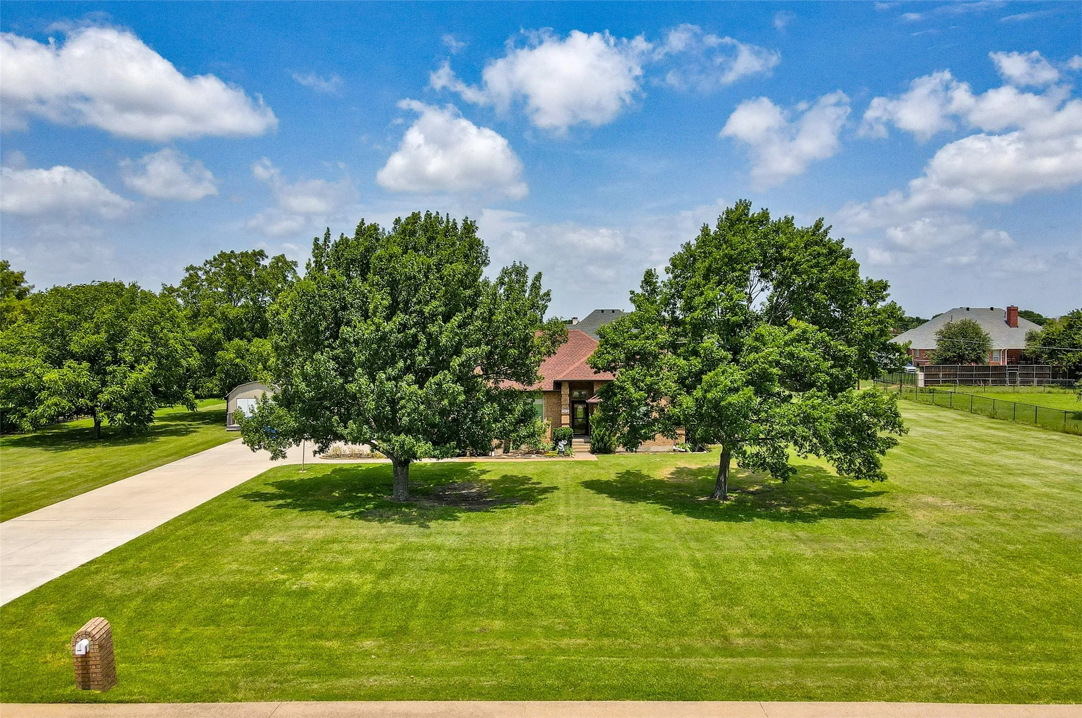 Single Family Residence For Sale in Kaufman County , 10614 Woodbridge Drive, Forney, Texas 75126, 3 Bedroom, 2 Bathroom, 2 Garage spaces, 2,077 Sqft, built in 1992, mls#21312906, Real Estate Agent in Forney, Homes For Sale in Kaufman county, Homes For Sale in Forney, Realtor in Forney Texas, Real Estate Brokerage Independent Realty Texas, Luminita Cordes Realtor