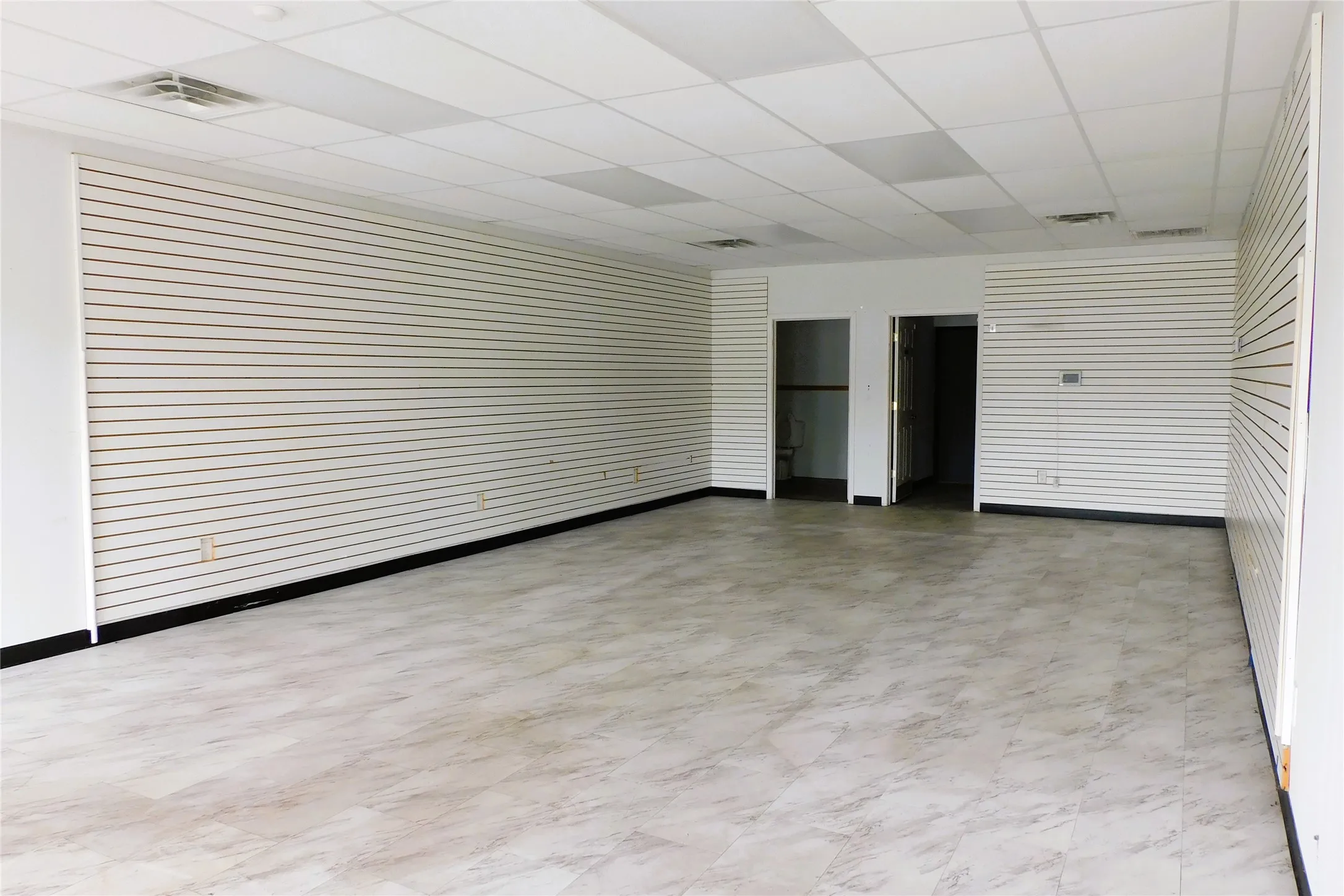 Retail For Rent in Grayson County , 1421 W Houston Street, Sherman, Texas 75092, 0, 0, Garage spaces, 0 Sqft, built in 1970, mls#21312911, Real Estate Agent in Sherman, Homes For Rent in Grayson county, Homes For Rent in Sherman, Realtor in Sherman Texas, Real Estate Brokerage Independent Realty Texas, Luminita Cordes Realtor