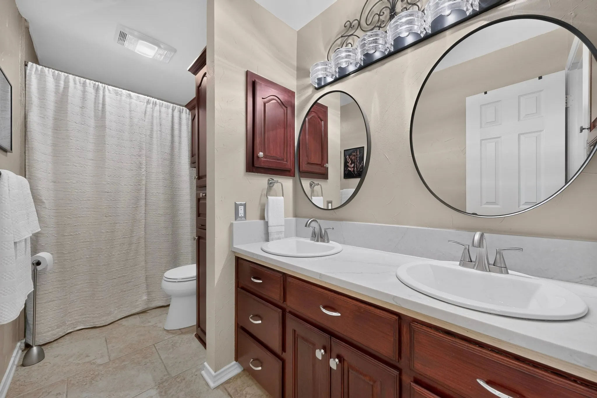 Single Family Residence For Sale in Kaufman County , 611 N Fm 740, Forney, Texas 75126, 4 Bedroom, 3 Bathroom, 2 Garage spaces, 2,749 Sqft, built in 1994, mls#21312230, Real Estate Agent in Forney, Homes For Sale in Kaufman county, Homes For Sale in Forney, Realtor in Forney Texas, Real Estate Brokerage Independent Realty Texas, Luminita Cordes Realtor