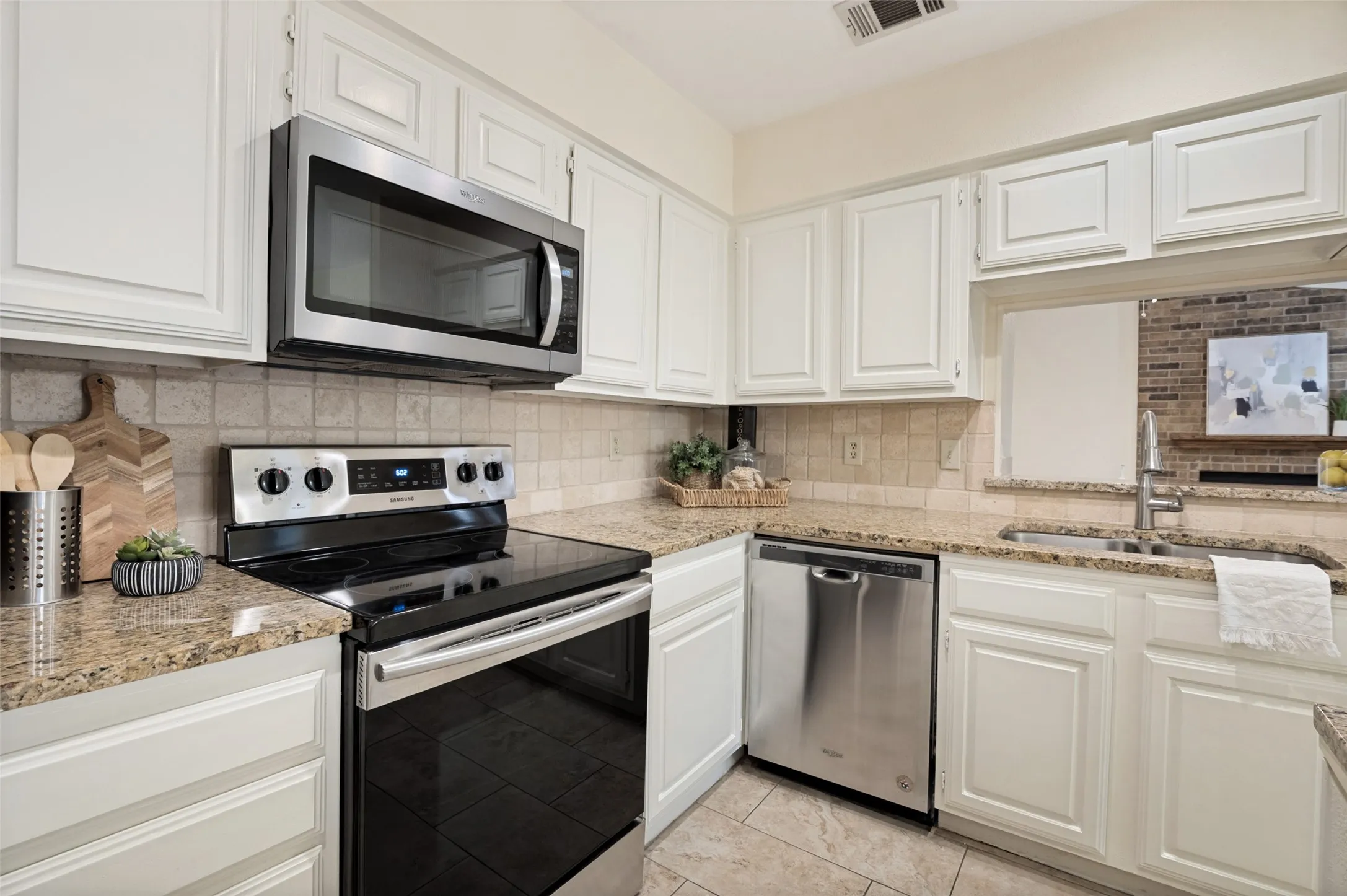 Condominium For Sale in Tarrant County , 1109 Calico Lane 1822, Arlington, Texas 76011, 2 Bedroom, 2 Bathroom, Garage spaces, 1,229 Sqft, built in 1981, mls#21312307, Real Estate Agent in Arlington, Homes For Sale in Tarrant county, Homes For Sale in Arlington, Realtor in Arlington Texas, Real Estate Brokerage Independent Realty Texas, Luminita Cordes Realtor