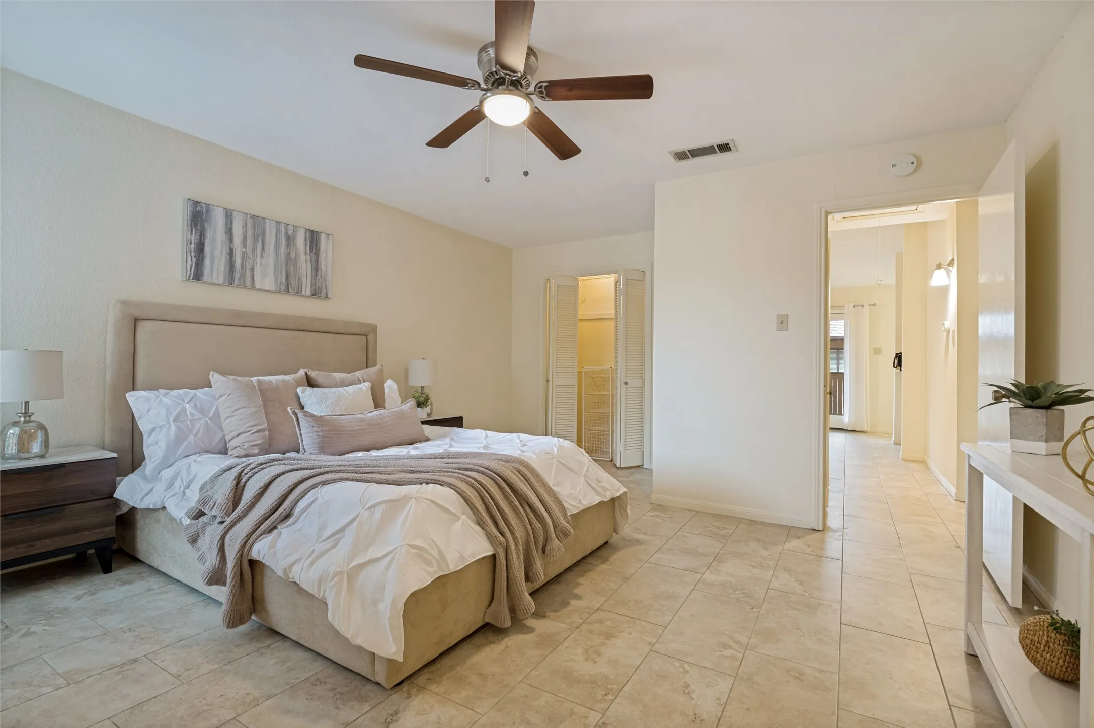 Condominium For Sale in Tarrant County , 1109 Calico Lane 1822, Arlington, Texas 76011, 2 Bedroom, 2 Bathroom, Garage spaces, 1,229 Sqft, built in 1981, mls#21312307, Real Estate Agent in Arlington, Homes For Sale in Tarrant county, Homes For Sale in Arlington, Realtor in Arlington Texas, Real Estate Brokerage Independent Realty Texas, Luminita Cordes Realtor