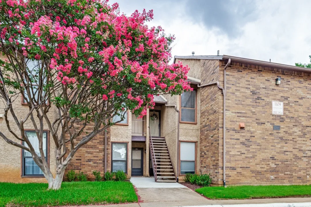 Condominium For Sale in Tarrant County , 1109 Calico Lane 1822, Arlington, Texas 76011, 2 Bedroom, 2 Bathroom, Garage spaces, 1,229 Sqft, built in 1981, mls#21312307, Real Estate Agent in Arlington, Homes For Sale in Tarrant county, Homes For Sale in Arlington, Realtor in Arlington Texas, Real Estate Brokerage Independent Realty Texas, Luminita Cordes Realtor