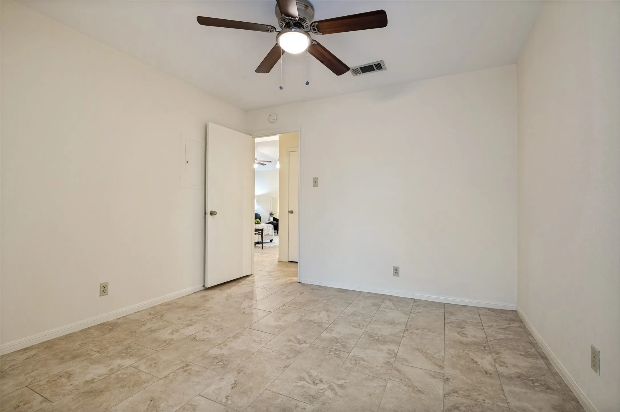 Condominium For Sale in Tarrant County , 1109 Calico Lane 1822, Arlington, Texas 76011, 2 Bedroom, 2 Bathroom, Garage spaces, 1,229 Sqft, built in 1981, mls#21312307, Real Estate Agent in Arlington, Homes For Sale in Tarrant county, Homes For Sale in Arlington, Realtor in Arlington Texas, Real Estate Brokerage Independent Realty Texas, Luminita Cordes Realtor