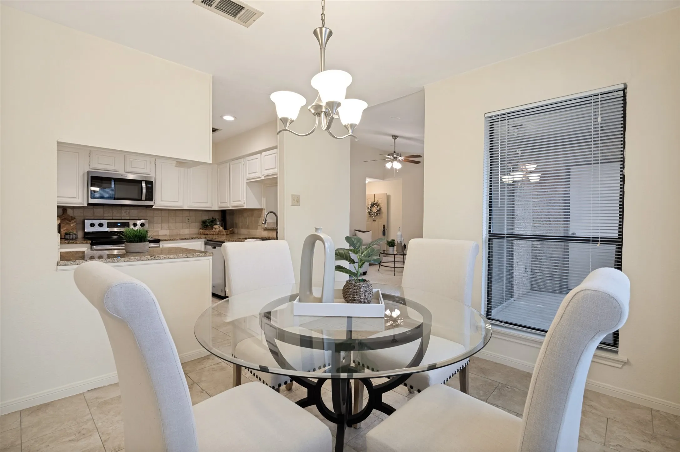 Condominium For Sale in Tarrant County , 1109 Calico Lane 1822, Arlington, Texas 76011, 2 Bedroom, 2 Bathroom, Garage spaces, 1,229 Sqft, built in 1981, mls#21312307, Real Estate Agent in Arlington, Homes For Sale in Tarrant county, Homes For Sale in Arlington, Realtor in Arlington Texas, Real Estate Brokerage Independent Realty Texas, Luminita Cordes Realtor