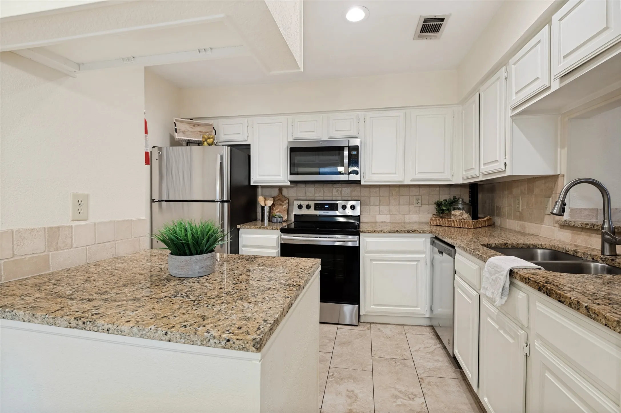 Condominium For Sale in Tarrant County , 1109 Calico Lane 1822, Arlington, Texas 76011, 2 Bedroom, 2 Bathroom, Garage spaces, 1,229 Sqft, built in 1981, mls#21312307, Real Estate Agent in Arlington, Homes For Sale in Tarrant county, Homes For Sale in Arlington, Realtor in Arlington Texas, Real Estate Brokerage Independent Realty Texas, Luminita Cordes Realtor