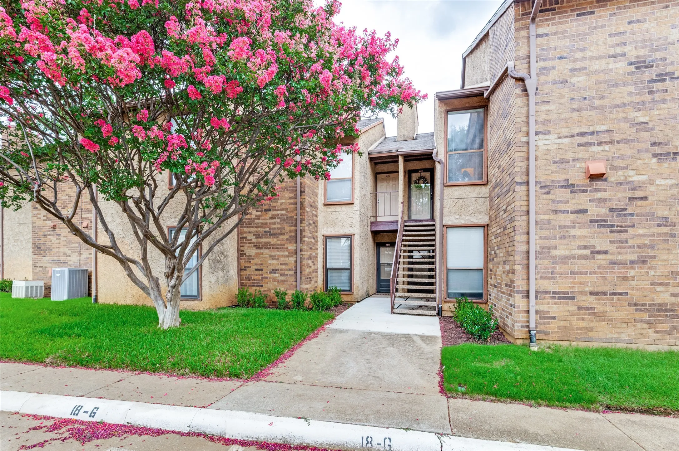 Condominium For Sale in Tarrant County , 1109 Calico Lane 1822, Arlington, Texas 76011, 2 Bedroom, 2 Bathroom, Garage spaces, 1,229 Sqft, built in 1981, mls#21312307, Real Estate Agent in Arlington, Homes For Sale in Tarrant county, Homes For Sale in Arlington, Realtor in Arlington Texas, Real Estate Brokerage Independent Realty Texas, Luminita Cordes Realtor