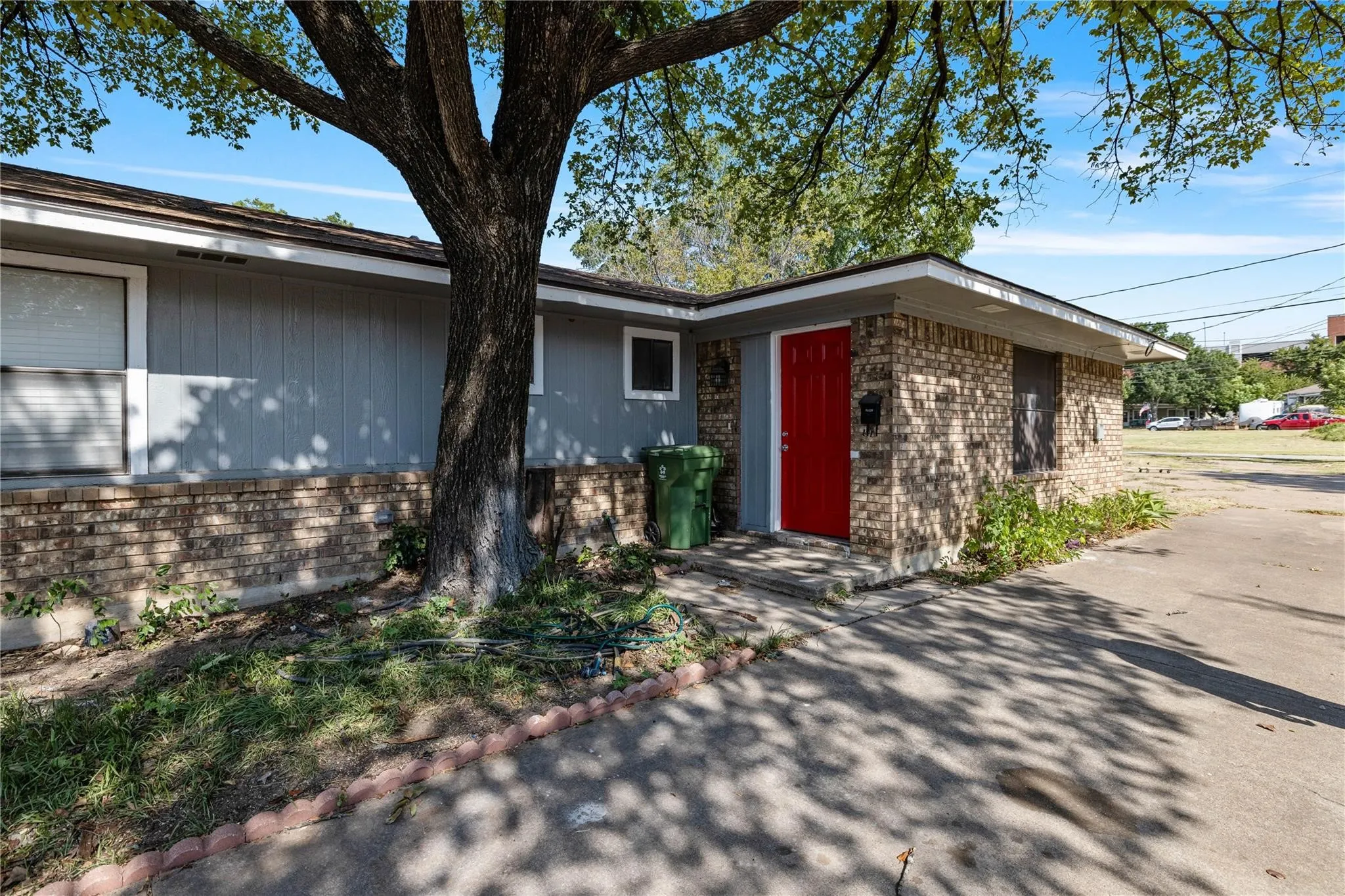 Duplex For Sale in Tarrant County , 107 Ray Street, Arlington, Texas 76010, 4 Bedroom, 2 Bathroom, Garage spaces, 0 Sqft, built in 1980, mls#21312935, Real Estate Agent in Arlington, Homes For Sale in Tarrant county, Homes For Sale in Arlington, Realtor in Arlington Texas, Real Estate Brokerage Independent Realty Texas, Luminita Cordes Realtor