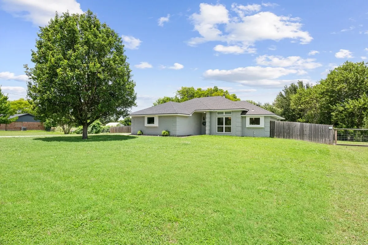 Single Family Residence For Sale in Mc Lennan County , 740 Castleman Creek Road, Hewitt, Texas 76643, 3 Bedroom, 2 Bathroom, 2 Garage spaces, 1,650 Sqft, built in 1988, mls#21312511, Real Estate Agent in Hewitt, Homes For Sale in Mc Lennan county, Homes For Sale in Hewitt, Realtor in Hewitt Texas, Real Estate Brokerage Independent Realty Texas, Luminita Cordes Realtor