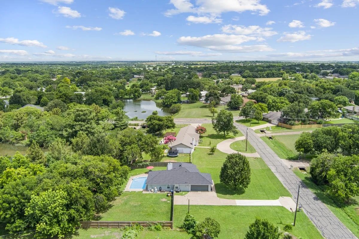 Single Family Residence For Sale in Mc Lennan County , 740 Castleman Creek Road, Hewitt, Texas 76643, 3 Bedroom, 2 Bathroom, 2 Garage spaces, 1,650 Sqft, built in 1988, mls#21312511, Real Estate Agent in Hewitt, Homes For Sale in Mc Lennan county, Homes For Sale in Hewitt, Realtor in Hewitt Texas, Real Estate Brokerage Independent Realty Texas, Luminita Cordes Realtor