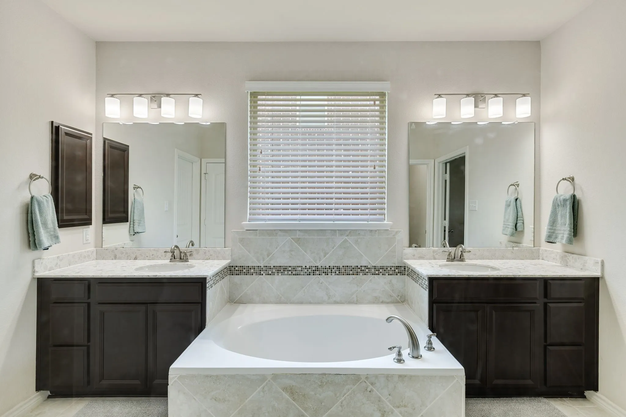 Single Family Residence For Sale in Denton County , 1017 Rose Garden Drive, Little Elm, Texas 75068, 4 Bedroom, 3 Bathroom, 2 Garage spaces, 2,875 Sqft, built in 2015, mls#21311186, Real Estate Agent in Little Elm, Homes For Sale in Denton county, Homes For Sale in Little Elm, Realtor in Little Elm Texas, Real Estate Brokerage Independent Realty Texas, Luminita Cordes Realtor
