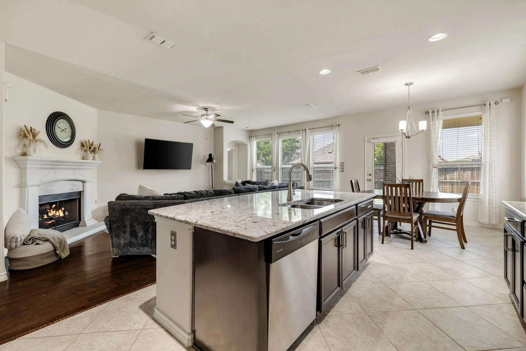 Single Family Residence For Sale in Denton County , 1017 Rose Garden Drive, Little Elm, Texas 75068, 4 Bedroom, 3 Bathroom, 2 Garage spaces, 2,875 Sqft, built in 2015, mls#21311186, Real Estate Agent in Little Elm, Homes For Sale in Denton county, Homes For Sale in Little Elm, Realtor in Little Elm Texas, Real Estate Brokerage Independent Realty Texas, Luminita Cordes Realtor