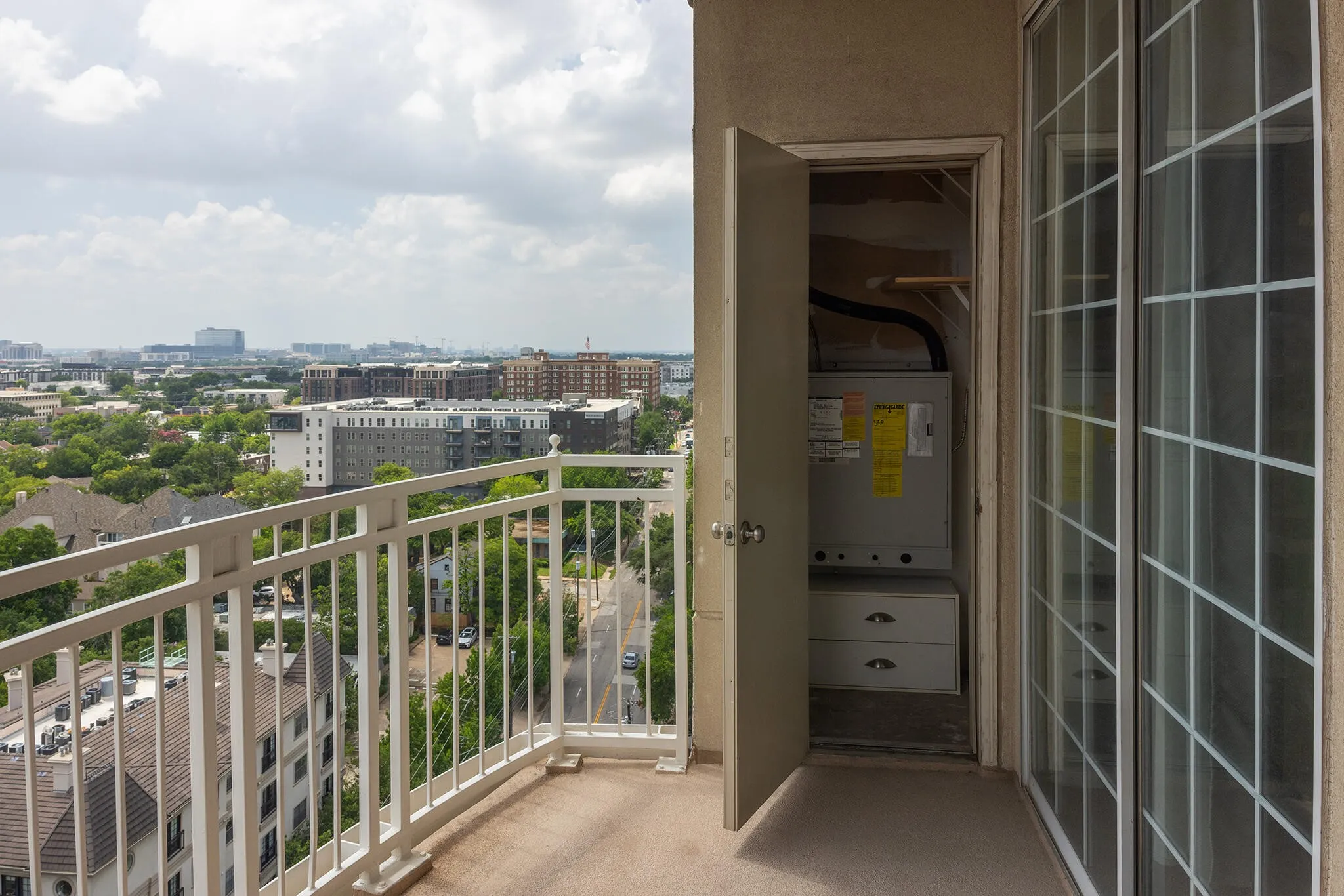 Condominium For Sale in Dallas County , 3225 Turtle Creek Boulevard 1422, Dallas, Texas 75219, 1 Bedroom, 1 Bathroom, 1 Garage spaces, 913 Sqft, built in 1998, mls#21312964, Real Estate Agent in Dallas, Homes For Sale in Dallas county, Homes For Sale in Dallas, Realtor in Dallas Texas, Real Estate Brokerage Independent Realty Texas, Luminita Cordes Realtor