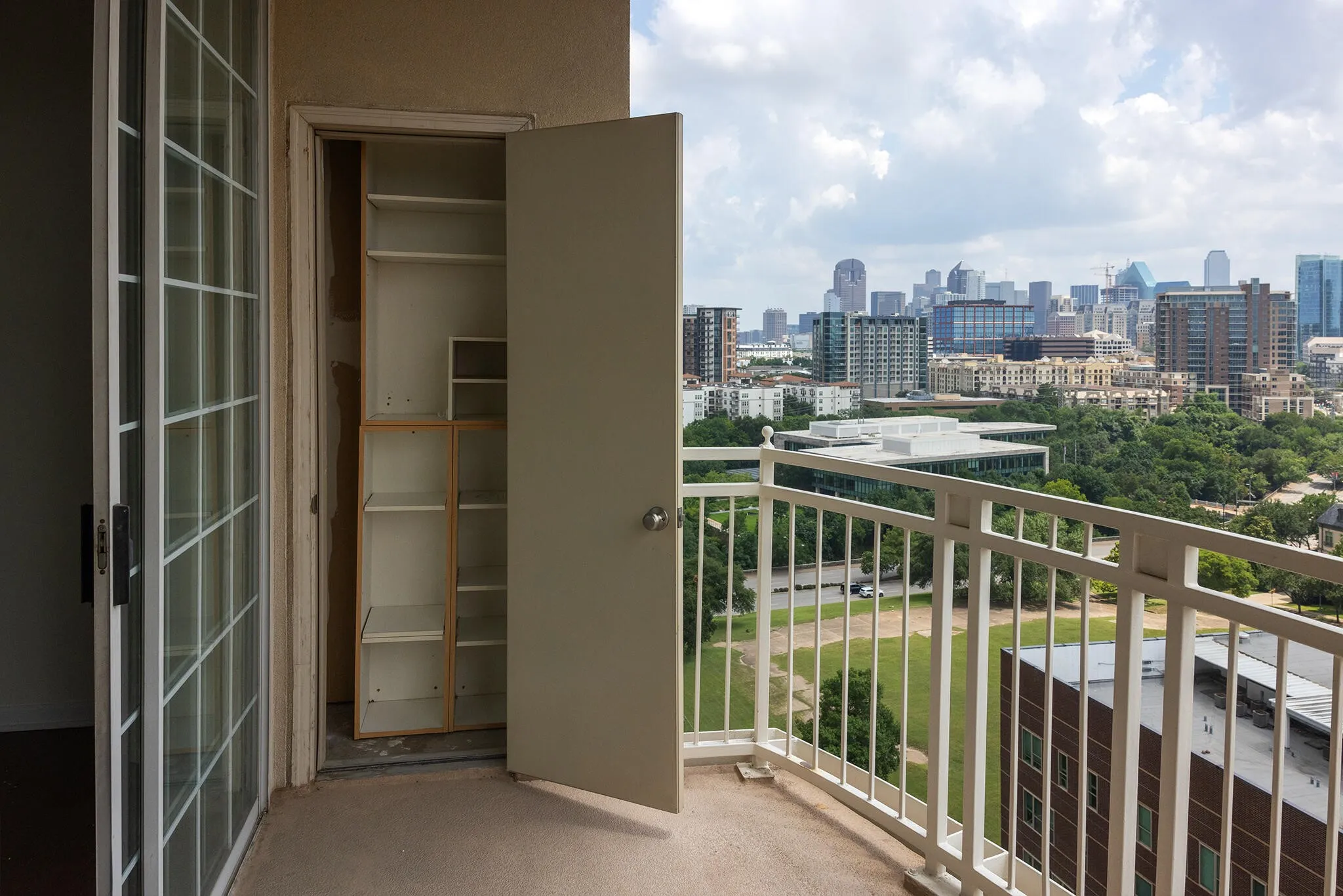 Condominium For Sale in Dallas County , 3225 Turtle Creek Boulevard 1422, Dallas, Texas 75219, 1 Bedroom, 1 Bathroom, 1 Garage spaces, 913 Sqft, built in 1998, mls#21312964, Real Estate Agent in Dallas, Homes For Sale in Dallas county, Homes For Sale in Dallas, Realtor in Dallas Texas, Real Estate Brokerage Independent Realty Texas, Luminita Cordes Realtor
