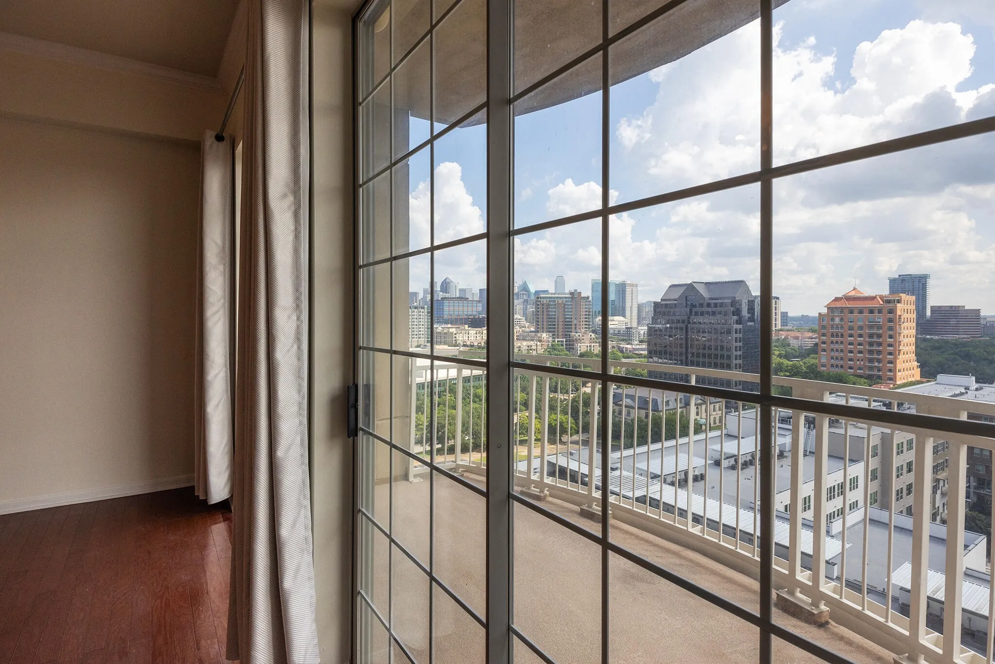 Condominium For Sale in Dallas County , 3225 Turtle Creek Boulevard 1422, Dallas, Texas 75219, 1 Bedroom, 1 Bathroom, 1 Garage spaces, 913 Sqft, built in 1998, mls#21312964, Real Estate Agent in Dallas, Homes For Sale in Dallas county, Homes For Sale in Dallas, Realtor in Dallas Texas, Real Estate Brokerage Independent Realty Texas, Luminita Cordes Realtor