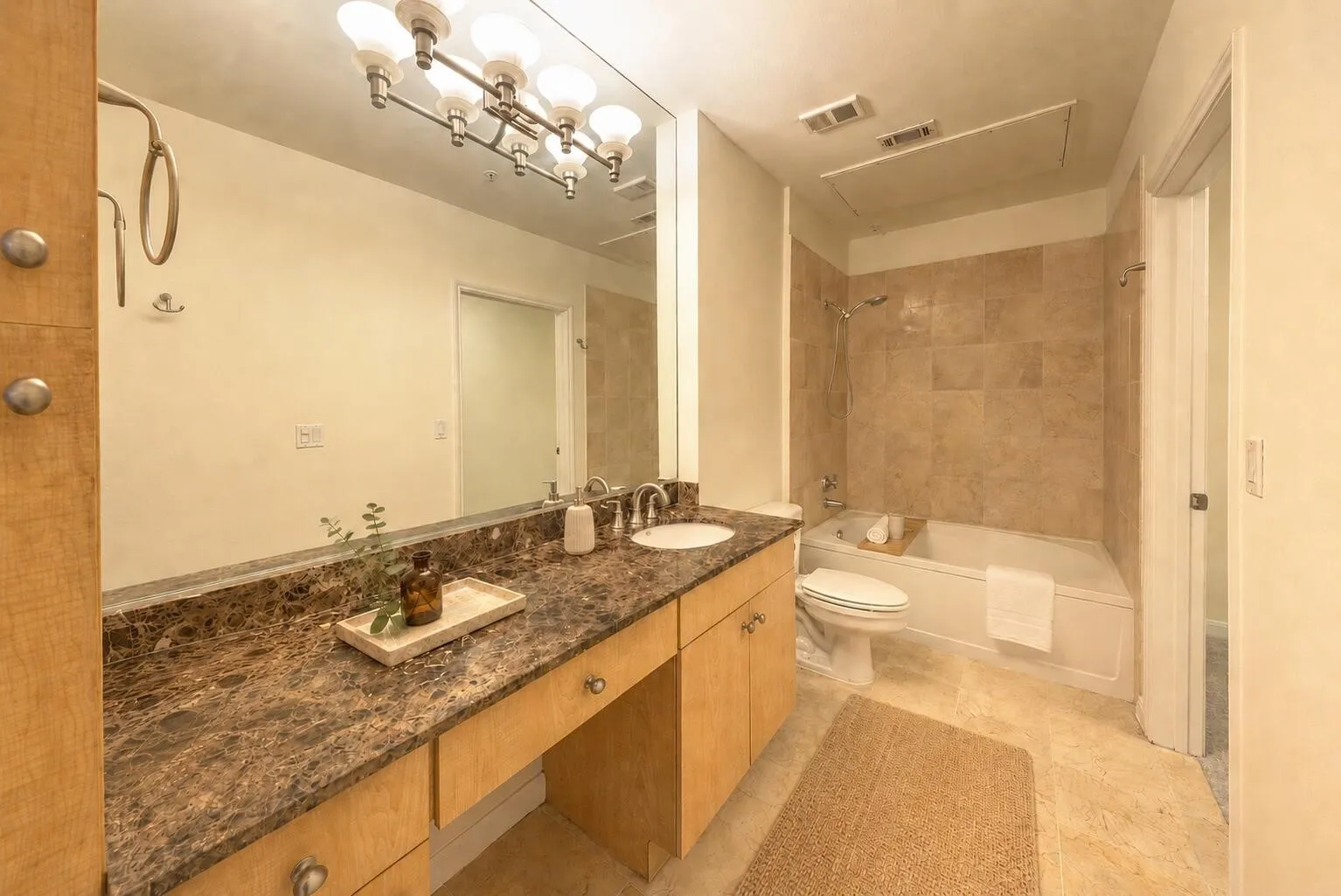 Condominium For Sale in Dallas County , 3225 Turtle Creek Boulevard 1422, Dallas, Texas 75219, 1 Bedroom, 1 Bathroom, 1 Garage spaces, 913 Sqft, built in 1998, mls#21312964, Real Estate Agent in Dallas, Homes For Sale in Dallas county, Homes For Sale in Dallas, Realtor in Dallas Texas, Real Estate Brokerage Independent Realty Texas, Luminita Cordes Realtor