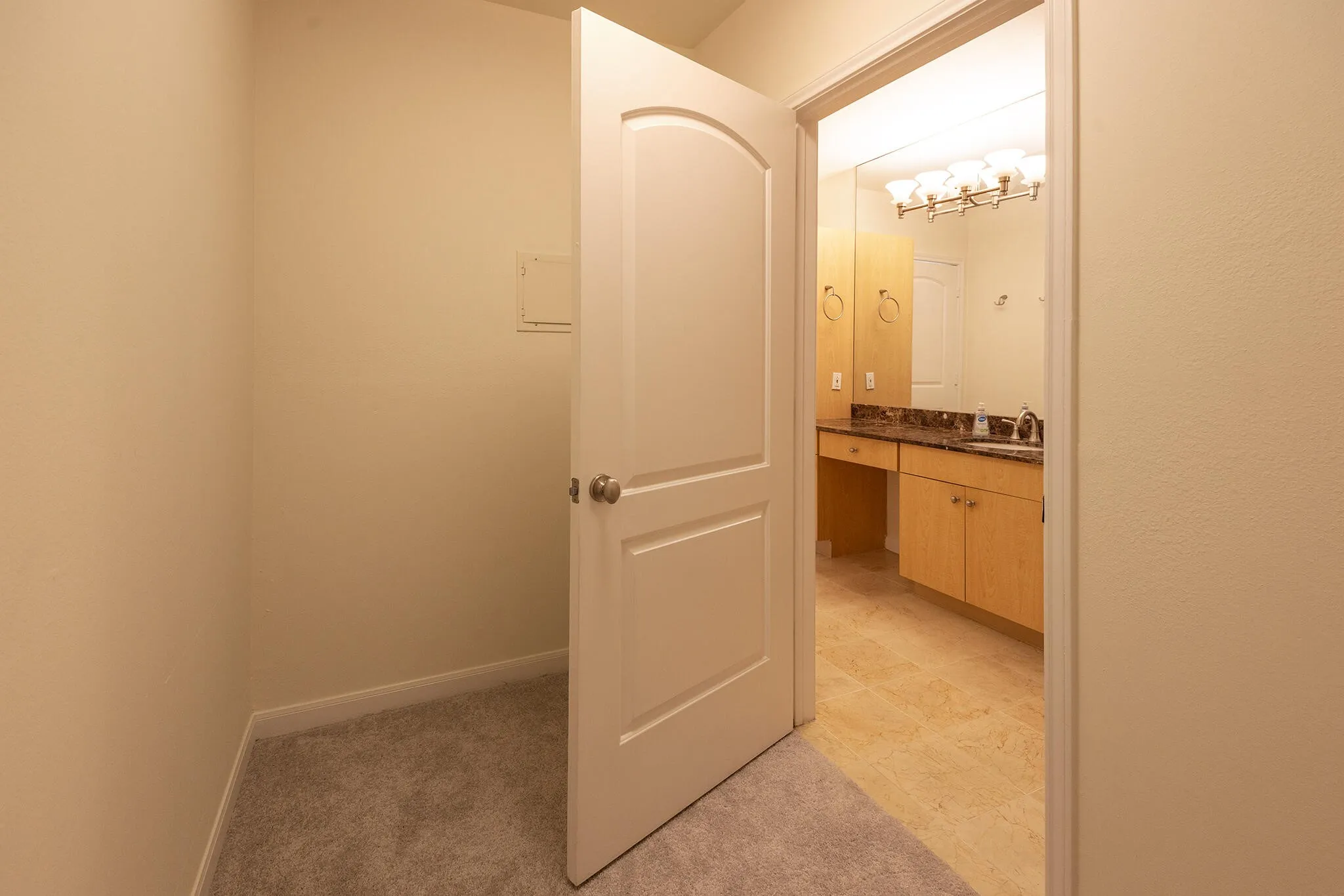 Condominium For Sale in Dallas County , 3225 Turtle Creek Boulevard 1422, Dallas, Texas 75219, 1 Bedroom, 1 Bathroom, 1 Garage spaces, 913 Sqft, built in 1998, mls#21312964, Real Estate Agent in Dallas, Homes For Sale in Dallas county, Homes For Sale in Dallas, Realtor in Dallas Texas, Real Estate Brokerage Independent Realty Texas, Luminita Cordes Realtor