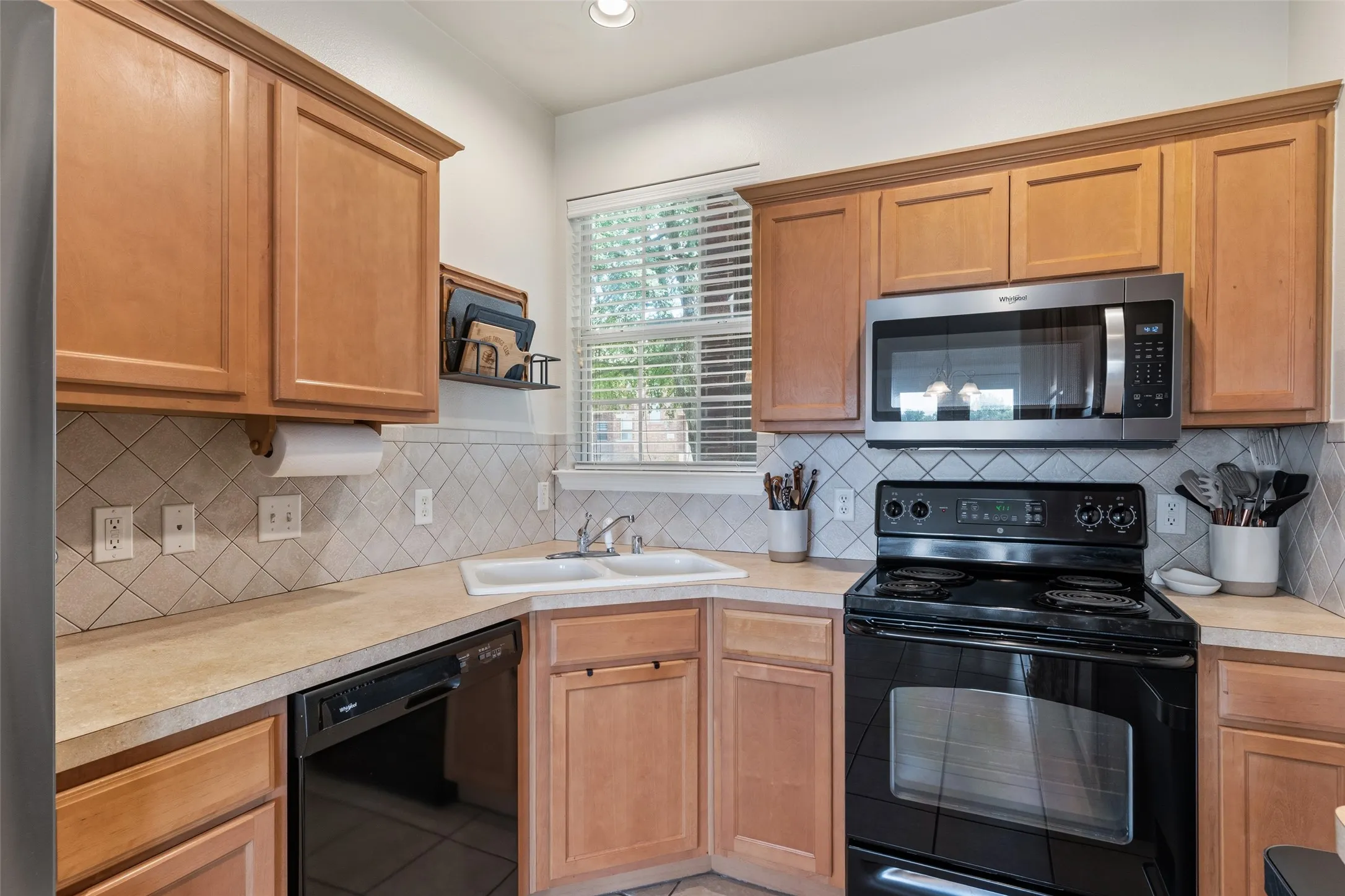 Townhouse For Sale in Collin County , 706 S Jupiter Road 1202, Allen, Texas 75002, 2 Bedroom, 3 Bathroom, 2 Garage spaces, 1,627 Sqft, built in 2006, mls#21304206, Real Estate Agent in Allen, Homes For Sale in Collin county, Homes For Sale in Allen, Realtor in Allen Texas, Real Estate Brokerage Independent Realty Texas, Luminita Cordes Realtor