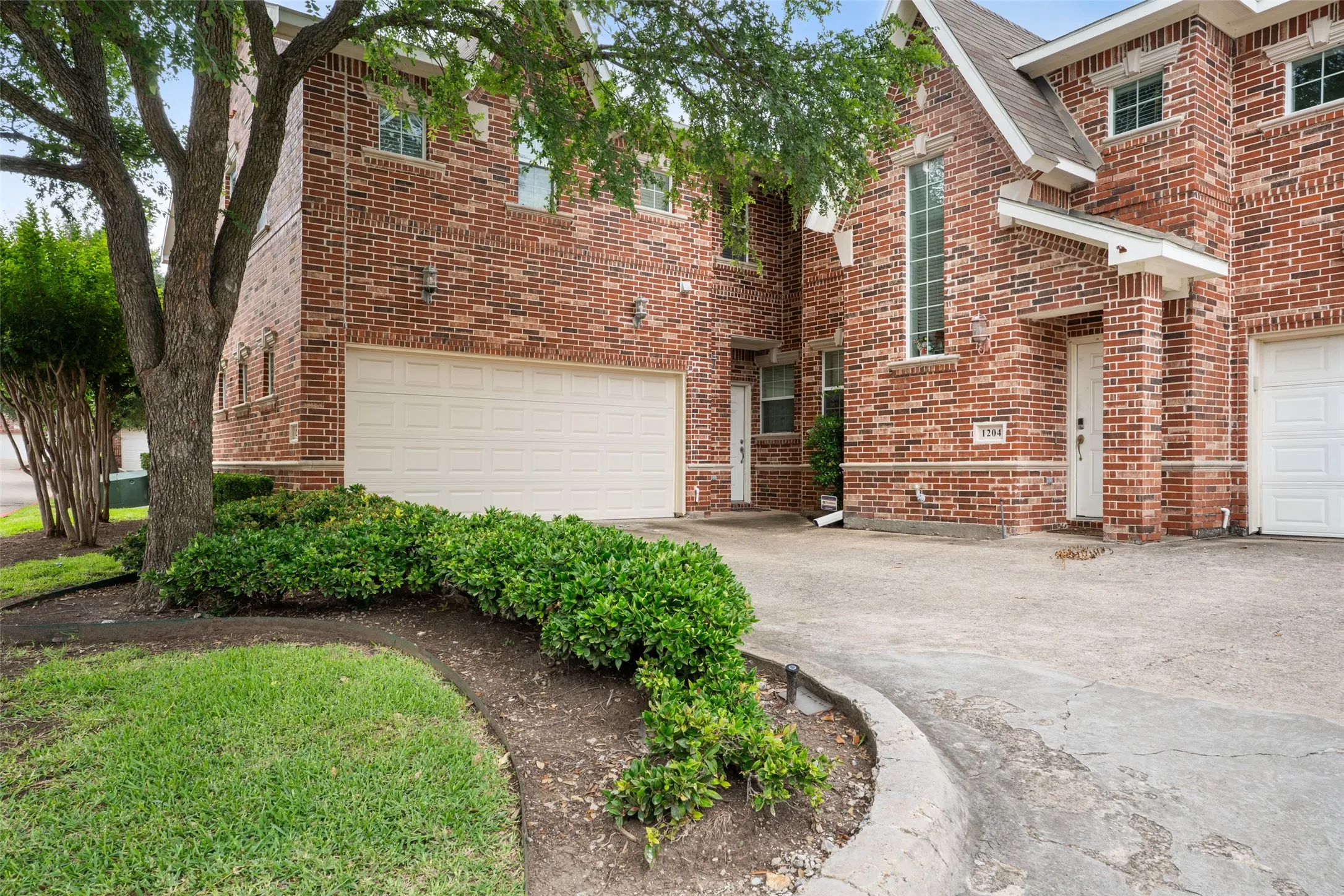Townhouse For Sale in Collin County , 706 S Jupiter Road 1202, Allen, Texas 75002, 2 Bedroom, 3 Bathroom, 2 Garage spaces, 1,627 Sqft, built in 2006, mls#21304206, Real Estate Agent in Allen, Homes For Sale in Collin county, Homes For Sale in Allen, Realtor in Allen Texas, Real Estate Brokerage Independent Realty Texas, Luminita Cordes Realtor