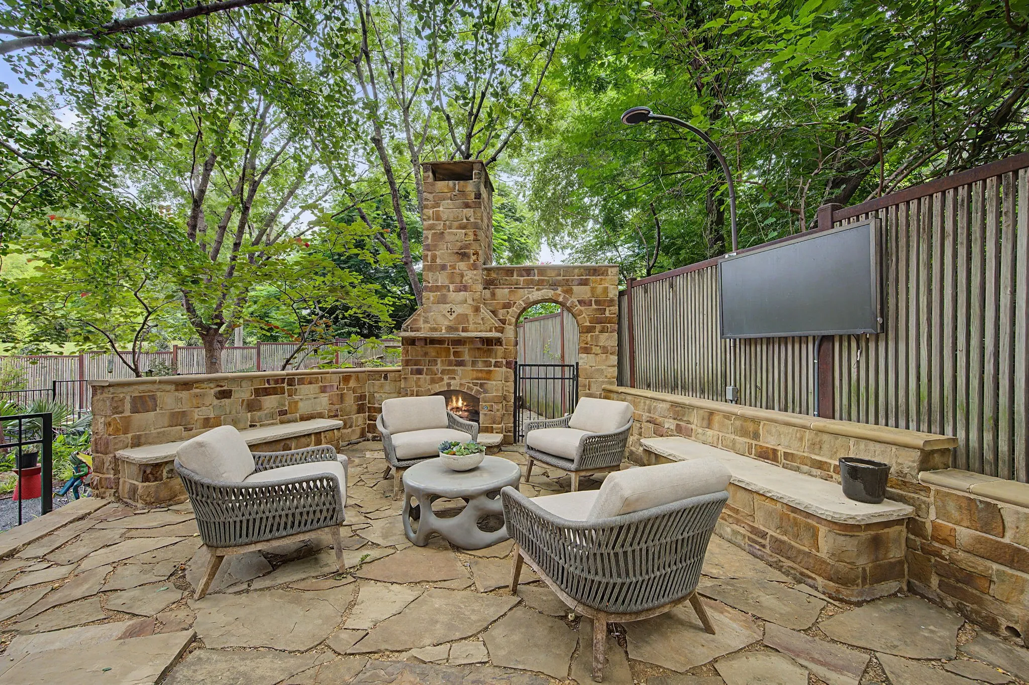 Townhouse For Sale in Dallas County , 2967 Magnolia Hill Court, Dallas, Texas 75201, 2 Bedroom, 2 Bathroom, 2 Garage spaces, 2,385 Sqft, built in 1996, mls#21311607, Real Estate Agent in Dallas, Homes For Sale in Dallas county, Homes For Sale in Dallas, Realtor in Dallas Texas, Real Estate Brokerage Independent Realty Texas, Luminita Cordes Realtor