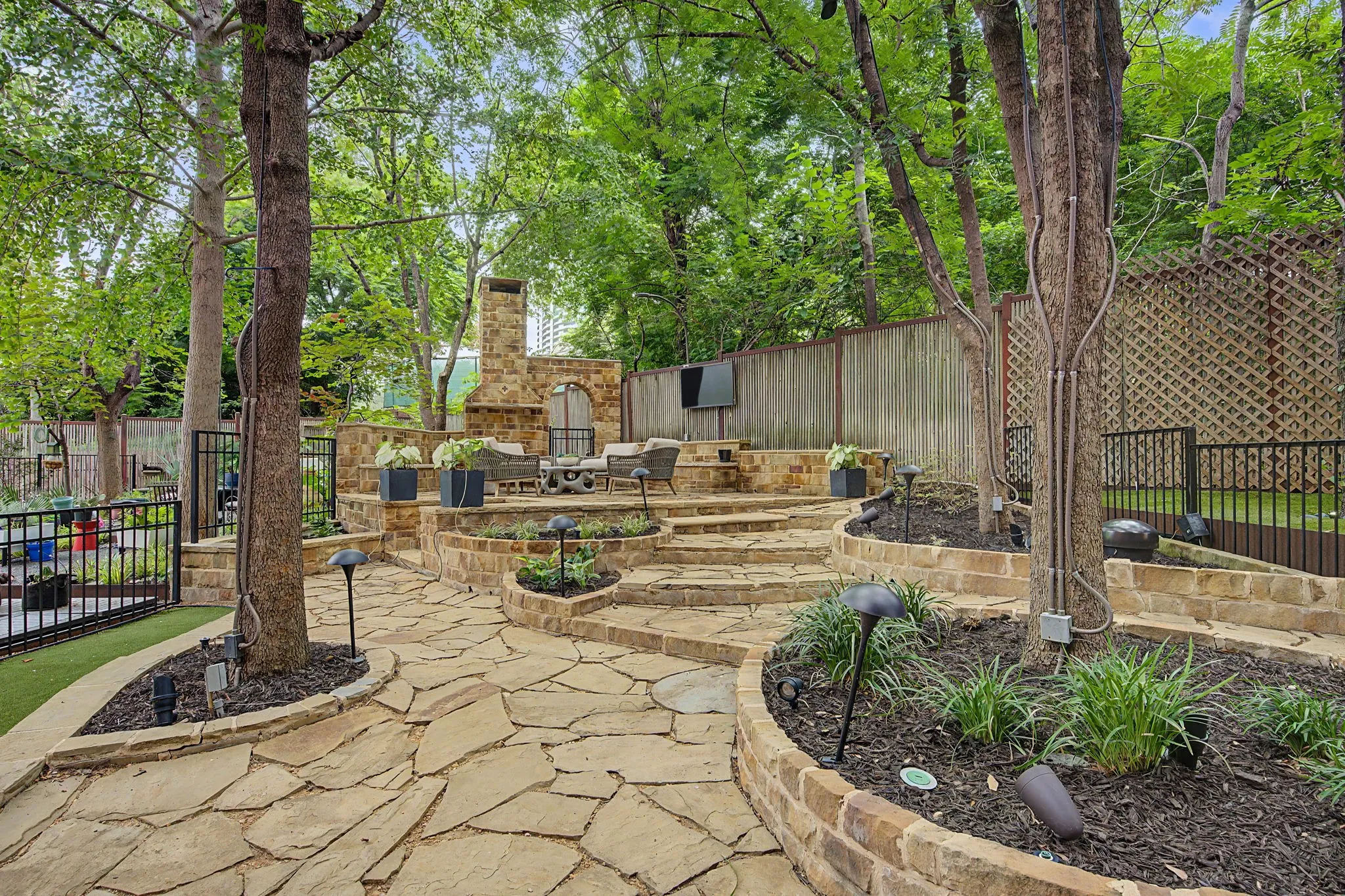 Townhouse For Sale in Dallas County , 2967 Magnolia Hill Court, Dallas, Texas 75201, 2 Bedroom, 2 Bathroom, 2 Garage spaces, 2,385 Sqft, built in 1996, mls#21311607, Real Estate Agent in Dallas, Homes For Sale in Dallas county, Homes For Sale in Dallas, Realtor in Dallas Texas, Real Estate Brokerage Independent Realty Texas, Luminita Cordes Realtor