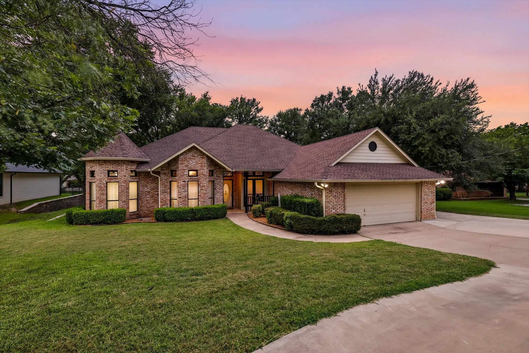 Single Family Residence For Sale in Hood County , 4111 Cimmaron Trail, De Cordova, Texas 76049, 4 Bedroom, 3 Bathroom, 2 Garage spaces, 2,481 Sqft, built in 1996, mls#21311292, Real Estate Agent in De Cordova, Homes For Sale in Hood county, Homes For Sale in De Cordova, Realtor in De Cordova Texas, Real Estate Brokerage Independent Realty Texas, Luminita Cordes Realtor