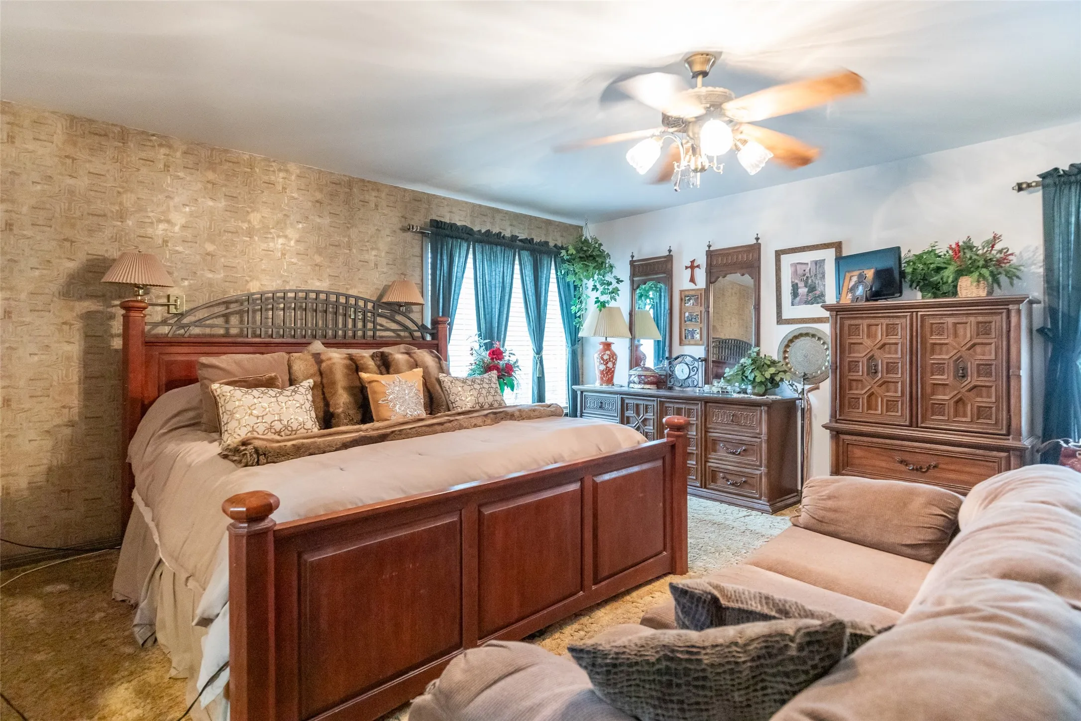 Single Family Residence For Sale in Taylor County , 300 Fm 126, Merkel, Texas 79536, 4 Bedroom, 3 Bathroom, 2 Garage spaces, 3,300 Sqft, built in 1950, mls#21309189, Real Estate Agent in Merkel, Homes For Sale in Taylor county, Homes For Sale in Merkel, Realtor in Merkel Texas, Real Estate Brokerage Independent Realty Texas, Luminita Cordes Realtor