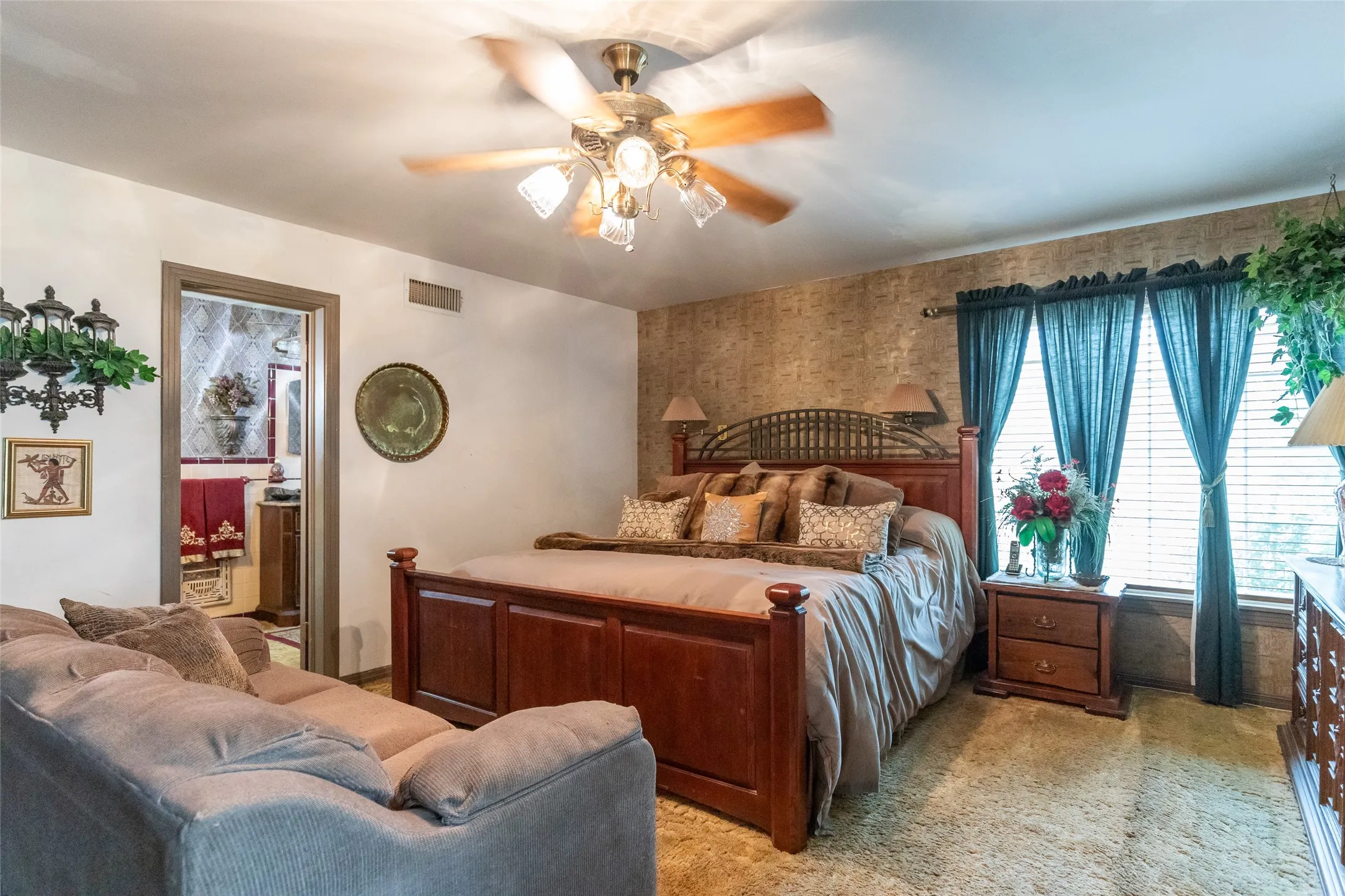 Single Family Residence For Sale in Taylor County , 300 Fm 126, Merkel, Texas 79536, 4 Bedroom, 3 Bathroom, 2 Garage spaces, 3,300 Sqft, built in 1950, mls#21309189, Real Estate Agent in Merkel, Homes For Sale in Taylor county, Homes For Sale in Merkel, Realtor in Merkel Texas, Real Estate Brokerage Independent Realty Texas, Luminita Cordes Realtor
