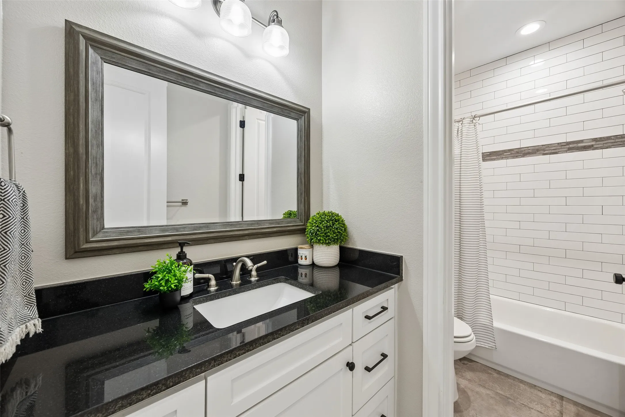 Single Family Residence For Sale in Rockwall County , 409 Hidden Pass, Royse City, Texas 75189, 5 Bedroom, 4 Bathroom, 6 Garage spaces, 4,043 Sqft, built in 2013, mls#21302845, Real Estate Agent in Royse City, Homes For Sale in Rockwall county, Homes For Sale in Royse City, Realtor in Royse City Texas, Real Estate Brokerage Independent Realty Texas, Luminita Cordes Realtor