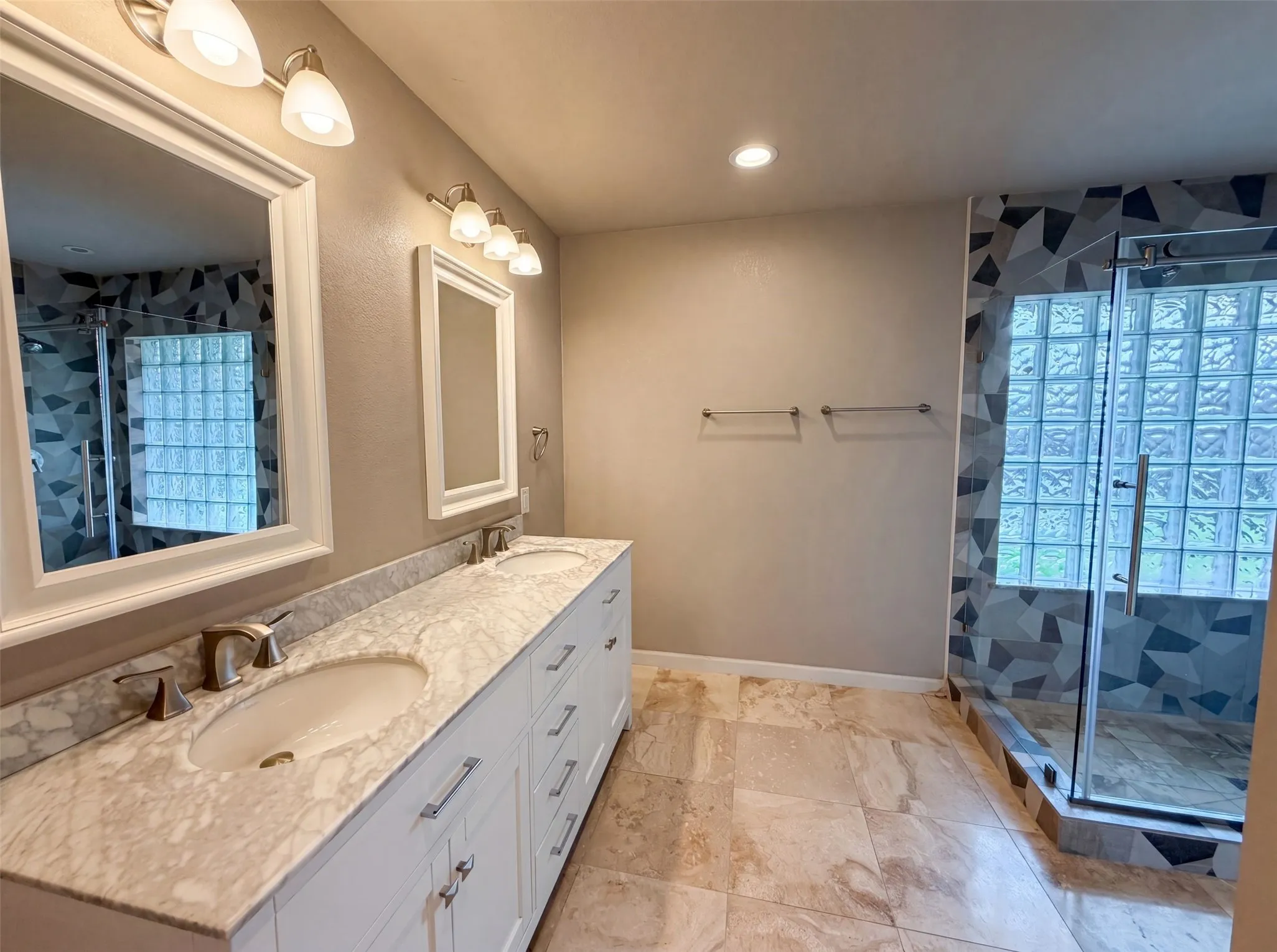 Single Family Residence For Sale in Denton County , 1533 Parkside Trail, Lewisville, Texas 75077, 4 Bedroom, 2 Bathroom, 2 Garage spaces, 2,410 Sqft, built in 1979, mls#21312996, Real Estate Agent in Lewisville, Homes For Sale in Denton county, Homes For Sale in Lewisville, Realtor in Lewisville Texas, Real Estate Brokerage Independent Realty Texas, Luminita Cordes Realtor