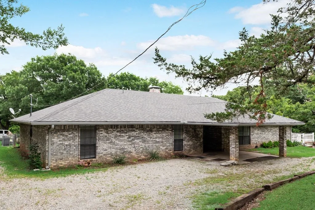 Single Family Residence For Sale in Grayson County , 298 Butterfield Road, Denison, Texas 75021, 5 Bedroom, 3 Bathroom, Garage spaces, 2,672 Sqft, built in 1988, mls#21295793, Real Estate Agent in Denison, Homes For Sale in Grayson county, Homes For Sale in Denison, Realtor in Denison Texas, Real Estate Brokerage Independent Realty Texas, Luminita Cordes Realtor
