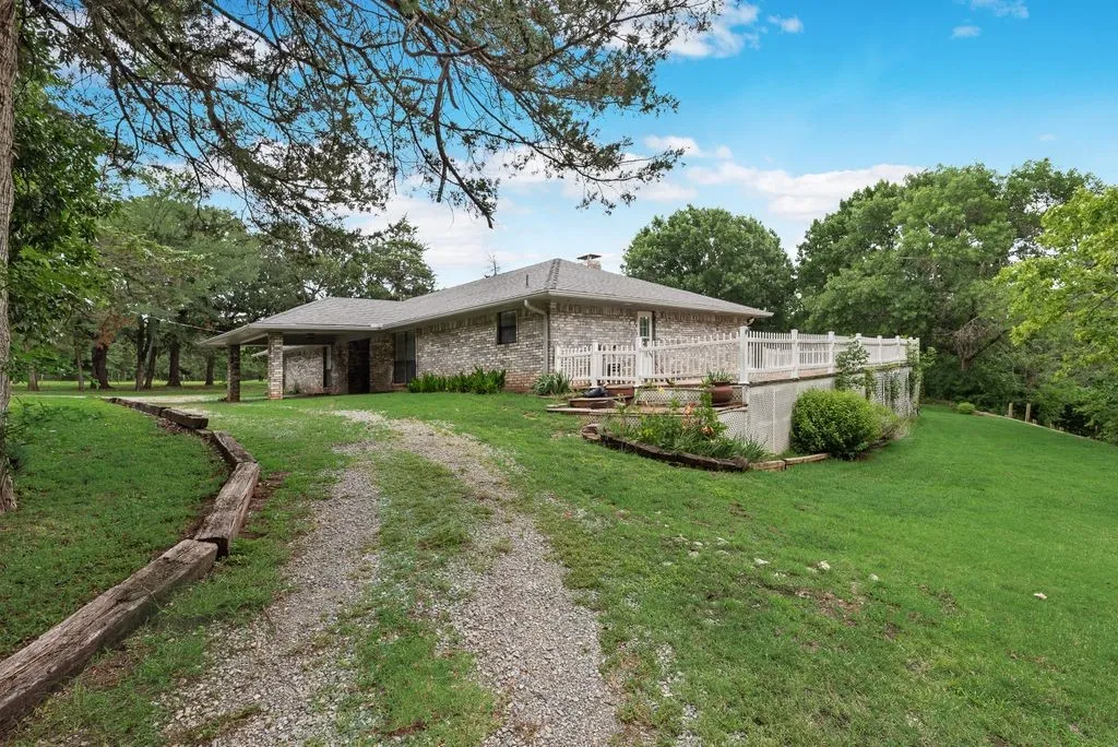 Single Family Residence For Sale in Grayson County , 298 Butterfield Road, Denison, Texas 75021, 5 Bedroom, 3 Bathroom, Garage spaces, 2,672 Sqft, built in 1988, mls#21295793, Real Estate Agent in Denison, Homes For Sale in Grayson county, Homes For Sale in Denison, Realtor in Denison Texas, Real Estate Brokerage Independent Realty Texas, Luminita Cordes Realtor