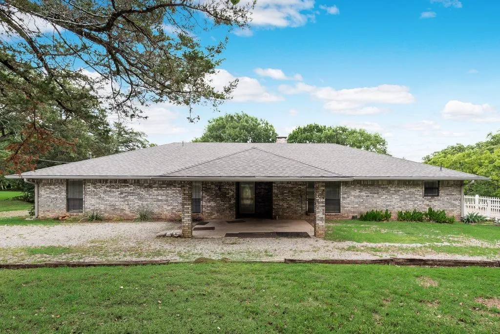 Single Family Residence For Sale in Grayson County , 298 Butterfield Road, Denison, Texas 75021, 5 Bedroom, 3 Bathroom, Garage spaces, 2,672 Sqft, built in 1988, mls#21295793, Real Estate Agent in Denison, Homes For Sale in Grayson county, Homes For Sale in Denison, Realtor in Denison Texas, Real Estate Brokerage Independent Realty Texas, Luminita Cordes Realtor