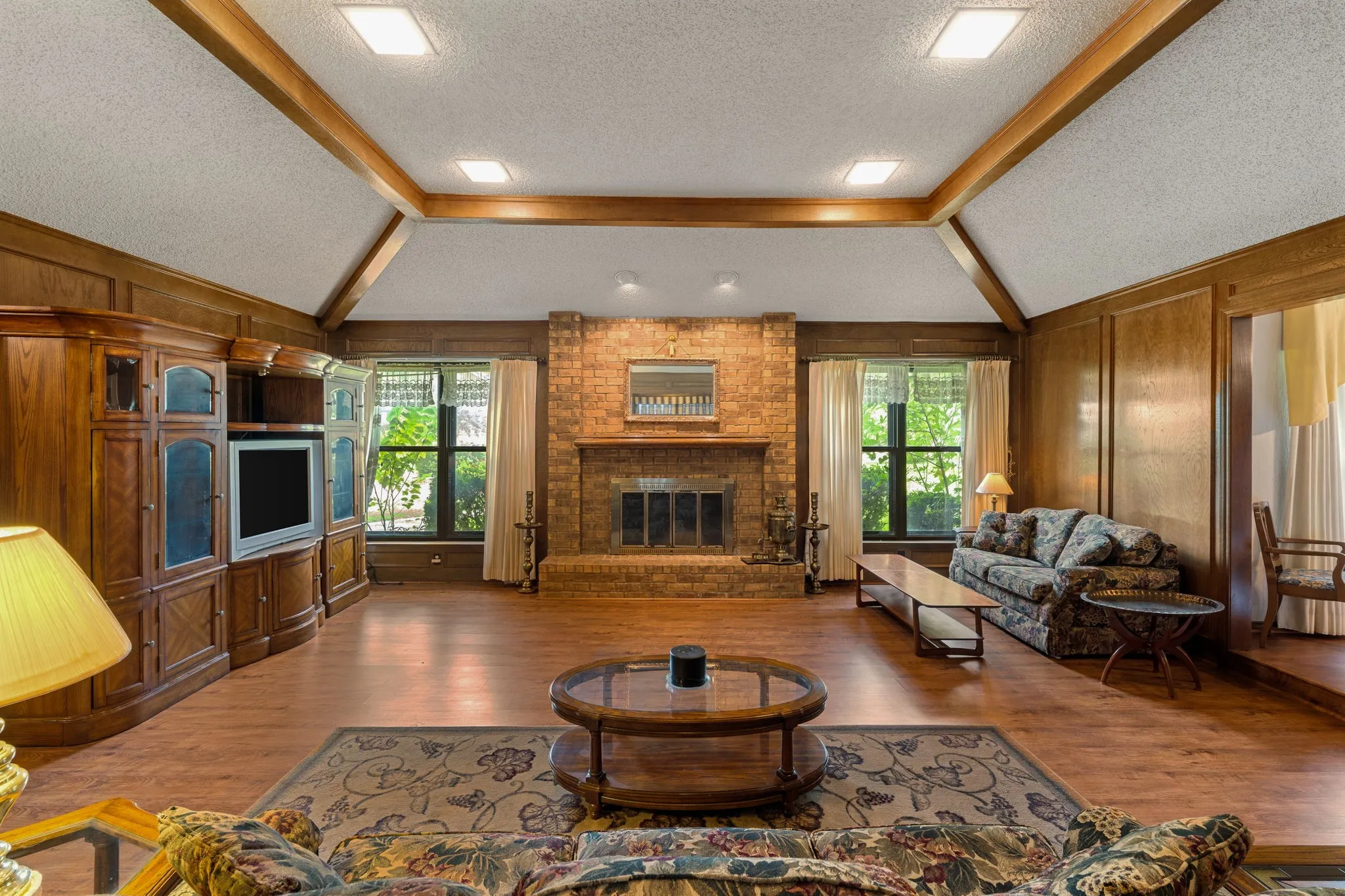 Single Family Residence For Sale in Rockwall County , 203 Tanya Drive, Rockwall, Texas 75087, 3 Bedroom, 3 Bathroom, 2 Garage spaces, 2,816 Sqft, built in 1980, mls#21311106, Real Estate Agent in Rockwall, Homes For Sale in Rockwall county, Homes For Sale in Rockwall, Realtor in Rockwall Texas, Real Estate Brokerage Independent Realty Texas, Luminita Cordes Realtor