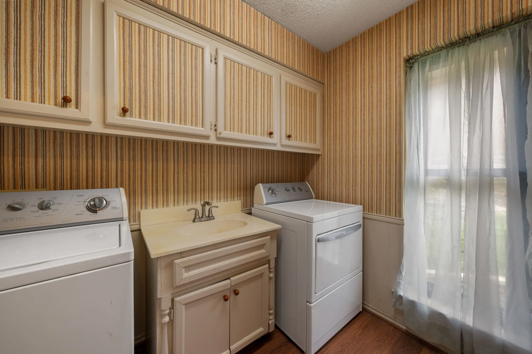 Single Family Residence For Sale in Rockwall County , 203 Tanya Drive, Rockwall, Texas 75087, 3 Bedroom, 3 Bathroom, 2 Garage spaces, 2,816 Sqft, built in 1980, mls#21311106, Real Estate Agent in Rockwall, Homes For Sale in Rockwall county, Homes For Sale in Rockwall, Realtor in Rockwall Texas, Real Estate Brokerage Independent Realty Texas, Luminita Cordes Realtor