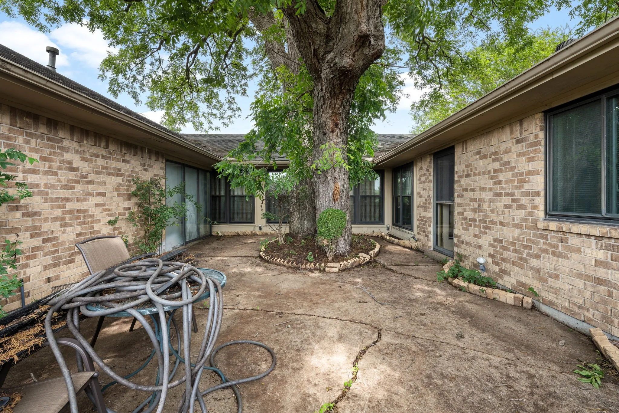 Single Family Residence For Sale in Rockwall County , 203 Tanya Drive, Rockwall, Texas 75087, 3 Bedroom, 3 Bathroom, 2 Garage spaces, 2,816 Sqft, built in 1980, mls#21311106, Real Estate Agent in Rockwall, Homes For Sale in Rockwall county, Homes For Sale in Rockwall, Realtor in Rockwall Texas, Real Estate Brokerage Independent Realty Texas, Luminita Cordes Realtor