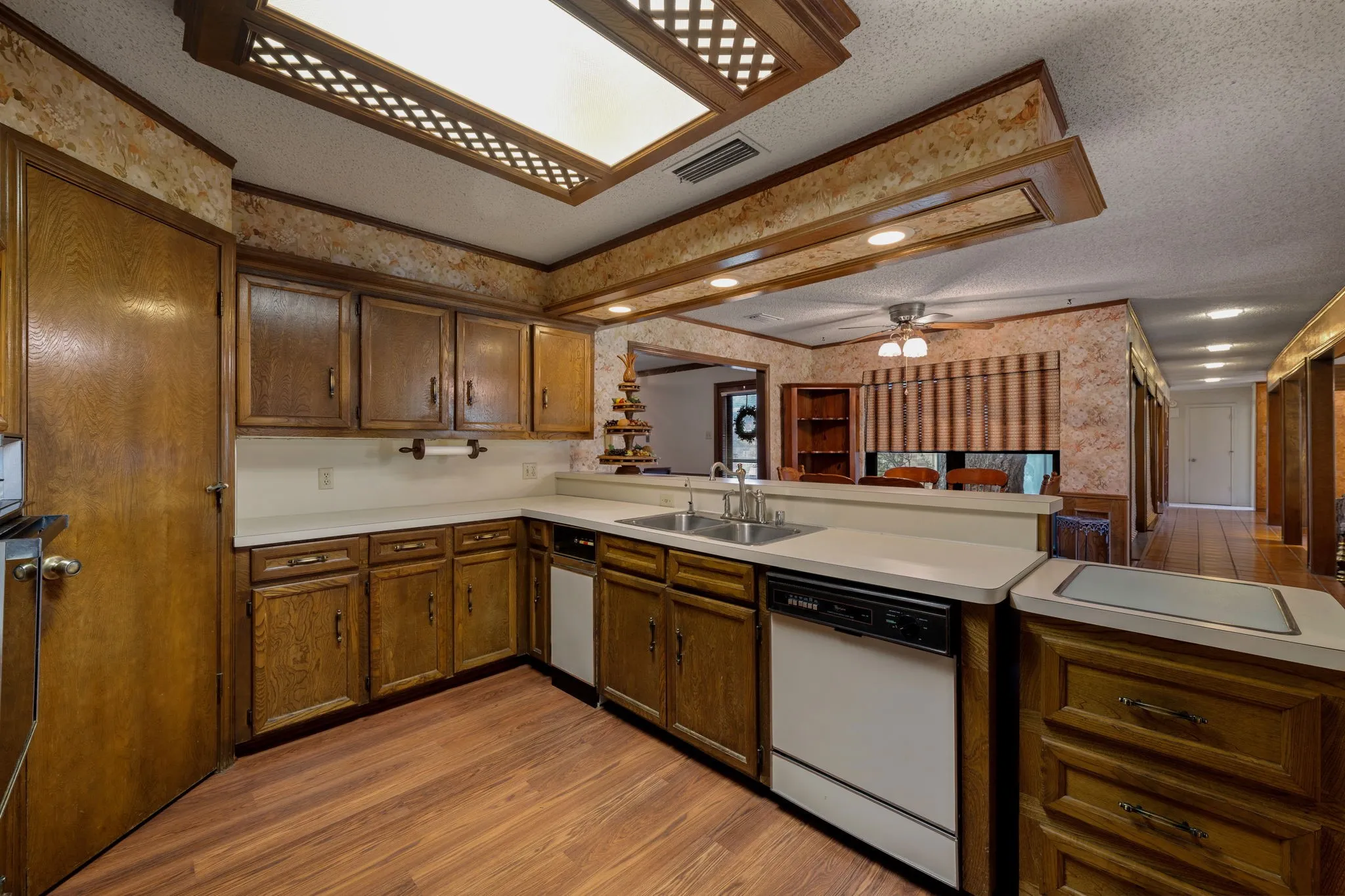 Single Family Residence For Sale in Rockwall County , 203 Tanya Drive, Rockwall, Texas 75087, 3 Bedroom, 3 Bathroom, 2 Garage spaces, 2,816 Sqft, built in 1980, mls#21311106, Real Estate Agent in Rockwall, Homes For Sale in Rockwall county, Homes For Sale in Rockwall, Realtor in Rockwall Texas, Real Estate Brokerage Independent Realty Texas, Luminita Cordes Realtor