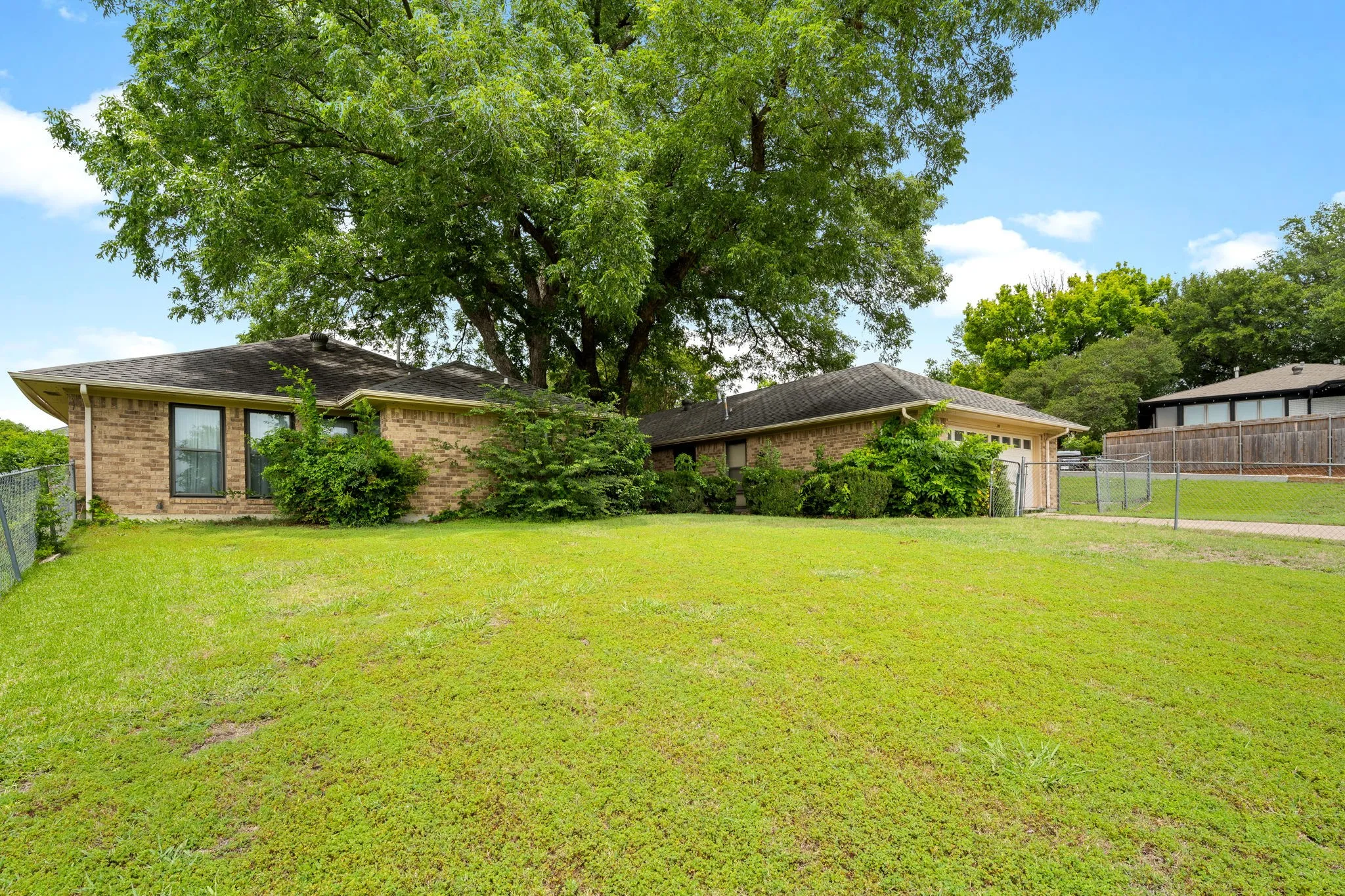 Single Family Residence For Sale in Rockwall County , 203 Tanya Drive, Rockwall, Texas 75087, 3 Bedroom, 3 Bathroom, 2 Garage spaces, 2,816 Sqft, built in 1980, mls#21311106, Real Estate Agent in Rockwall, Homes For Sale in Rockwall county, Homes For Sale in Rockwall, Realtor in Rockwall Texas, Real Estate Brokerage Independent Realty Texas, Luminita Cordes Realtor