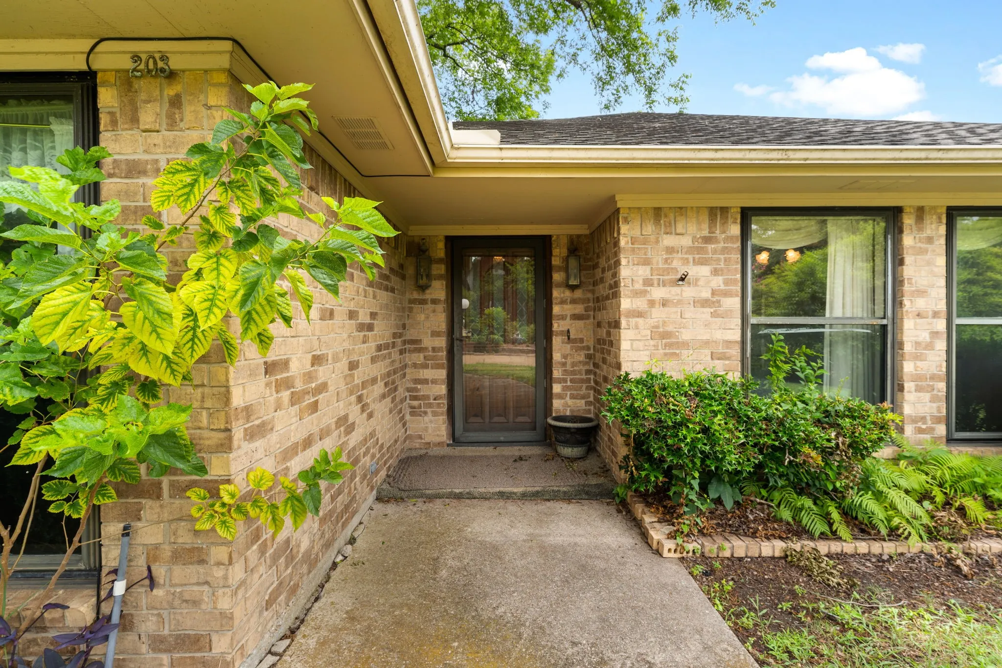 Single Family Residence For Sale in Rockwall County , 203 Tanya Drive, Rockwall, Texas 75087, 3 Bedroom, 3 Bathroom, 2 Garage spaces, 2,816 Sqft, built in 1980, mls#21311106, Real Estate Agent in Rockwall, Homes For Sale in Rockwall county, Homes For Sale in Rockwall, Realtor in Rockwall Texas, Real Estate Brokerage Independent Realty Texas, Luminita Cordes Realtor