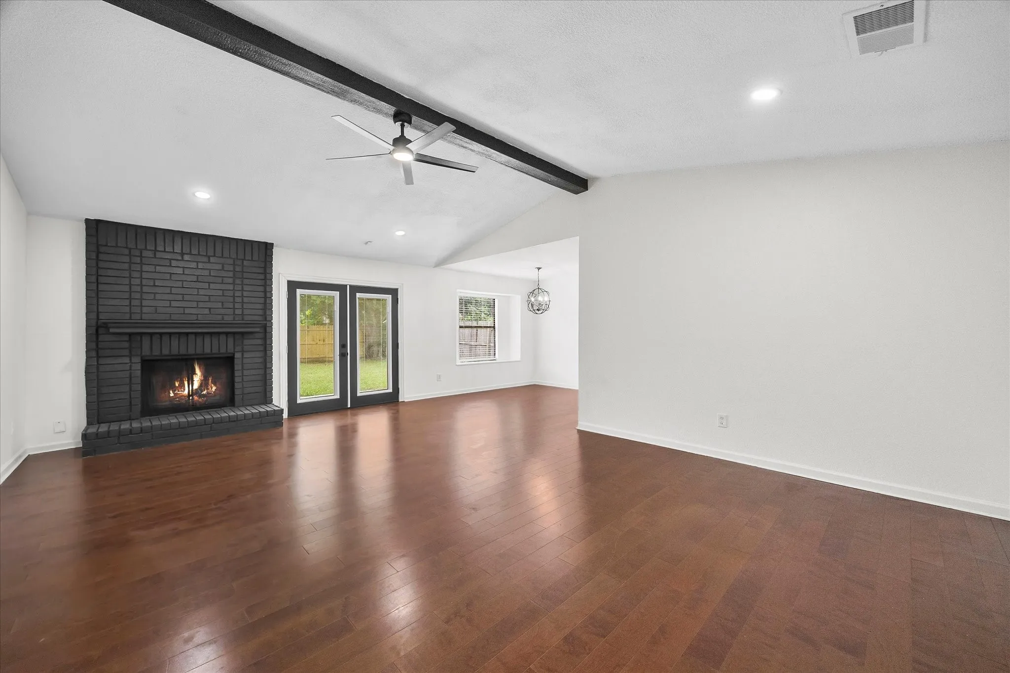 Single Family Residence For Sale in Tarrant County , 6403 Minuteman Lane, Arlington, Texas 76002, 3 Bedroom, 2 Bathroom, 2 Garage spaces, 1,524 Sqft, built in 1985, mls#21299790, Real Estate Agent in Arlington, Homes For Sale in Tarrant county, Homes For Sale in Arlington, Realtor in Arlington Texas, Real Estate Brokerage Independent Realty Texas, Luminita Cordes Realtor